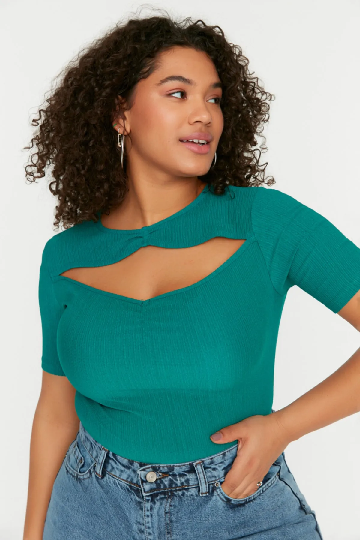 Trendyol Curve  Smaragdgrüne, detaillierte Strickbluse mit Ausschnitten TBSSS22BZ1299