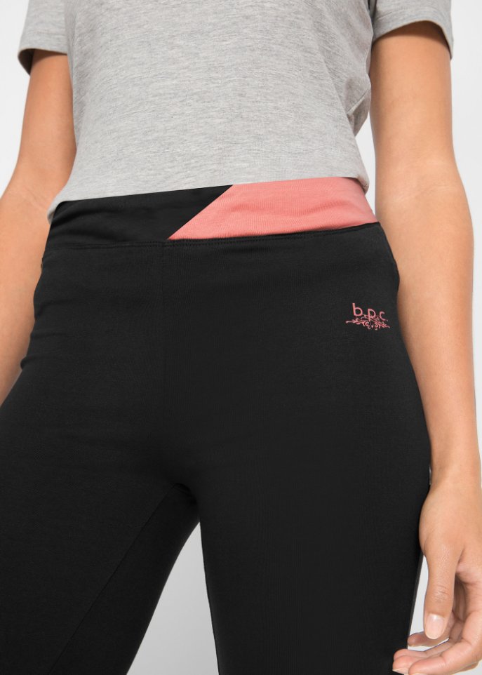Sporthose aus Baumwolle, ausgestellt