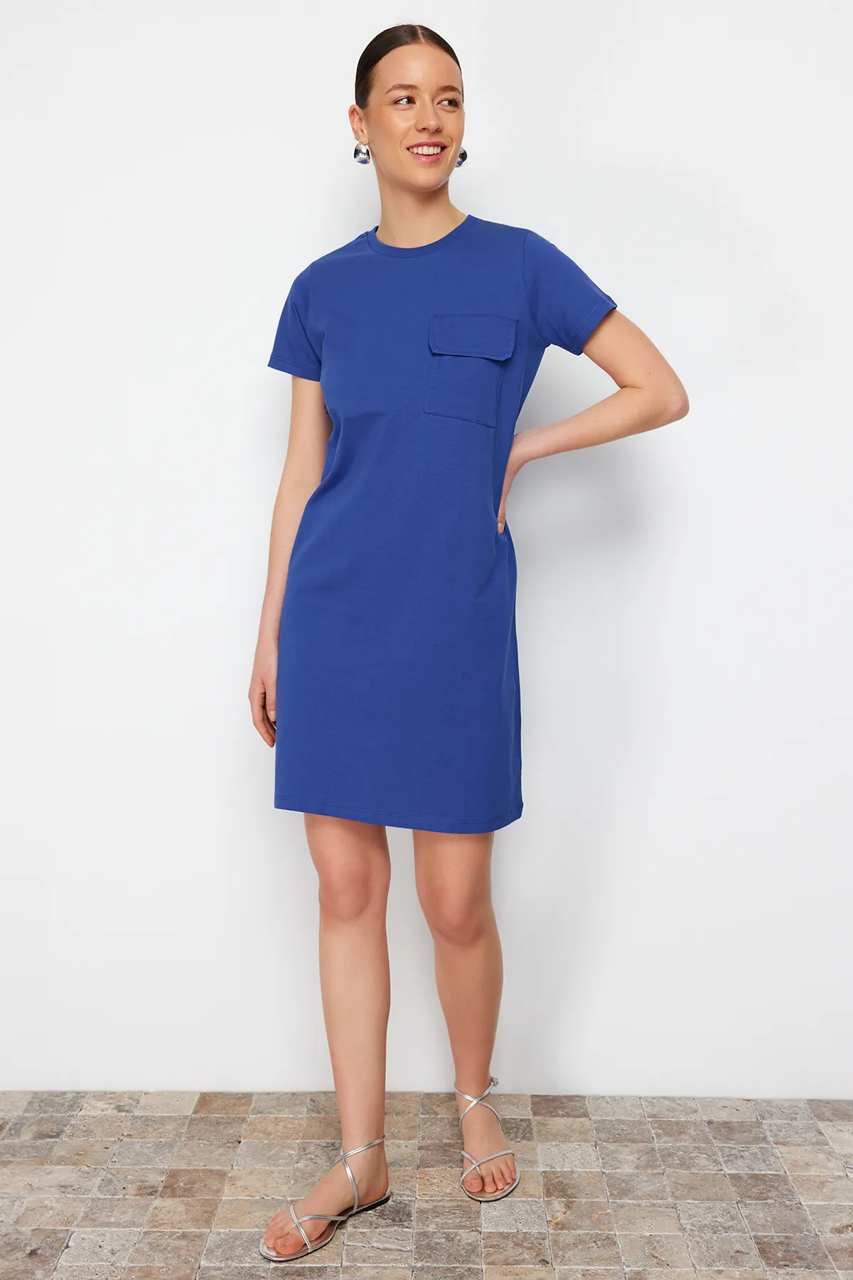 Trendyol Collection  Saks T-Shirt-Kleid aus 100 % Baumwolle mit Taschen, Rundhalsausschnitt und kurzen Ärmeln, gestrickt, TWOSS24EL00120