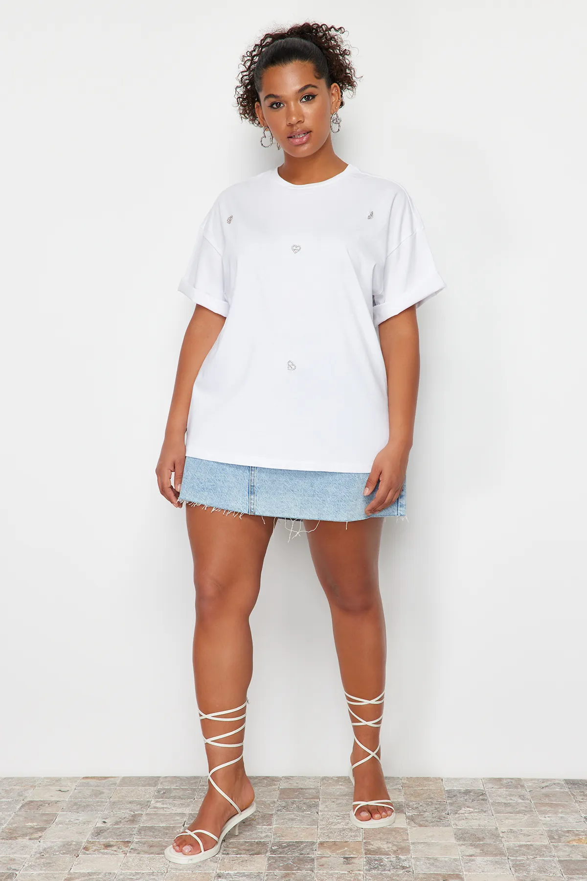 Trendyol Curve  Weißes Oversize-Strick-T-Shirt mit Herz-Accessoire und detailliertem Detail TBBSS24BF00008