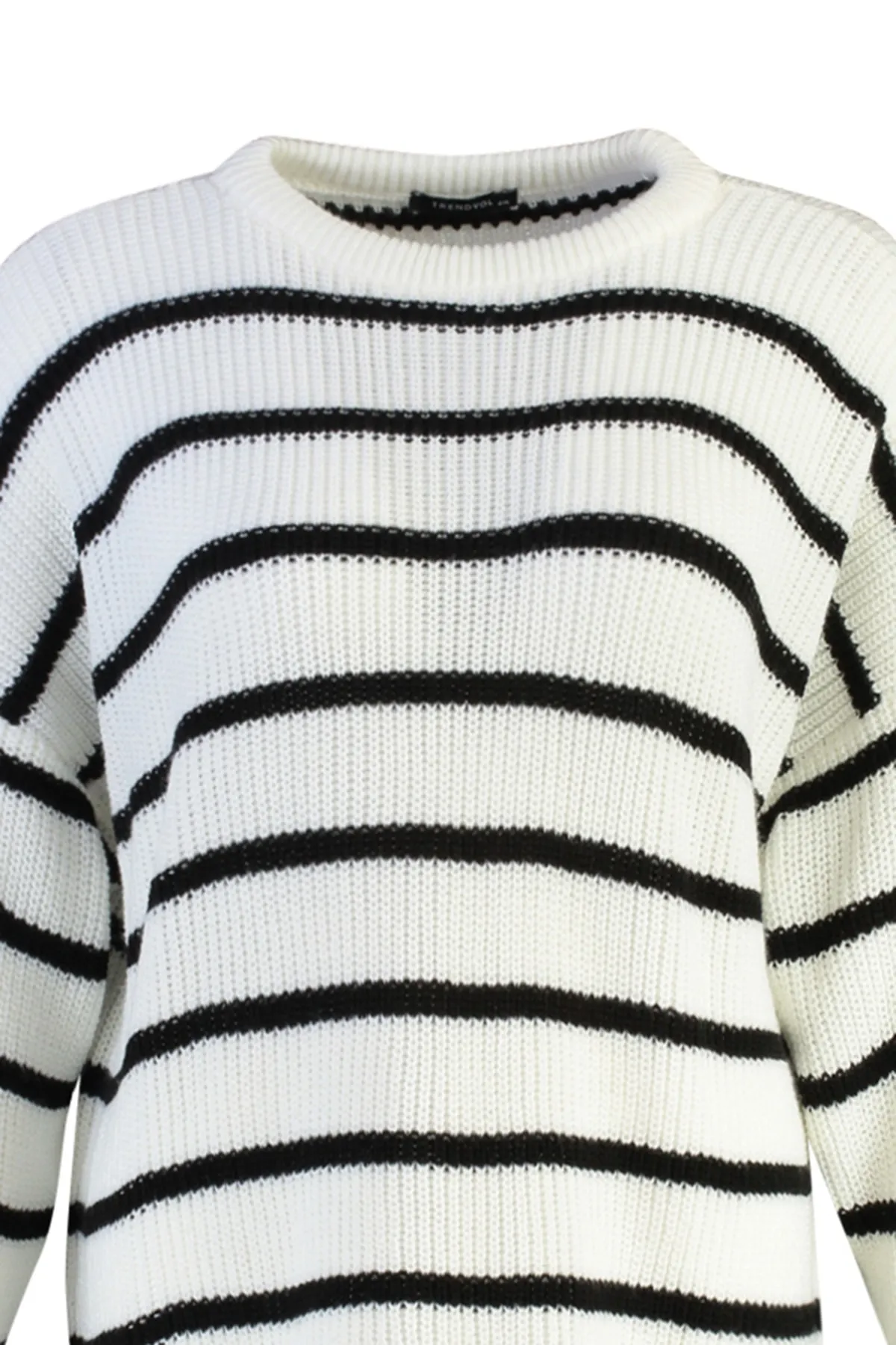 Trendyol Curve  Ecru gestreifter Strickpullover mit niedriger Schulterpartie