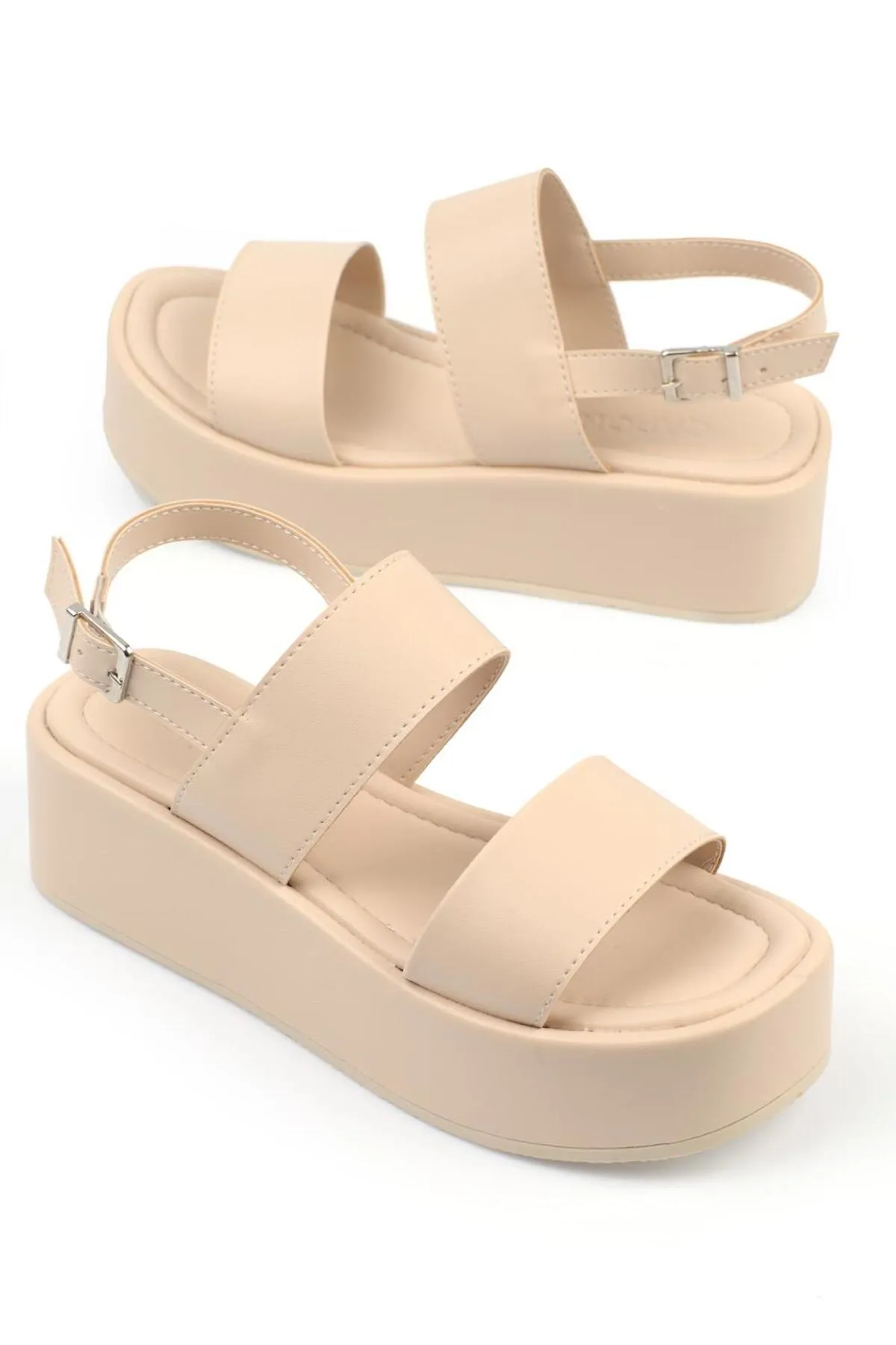 Capone Outfitters  Capone dicke, doppelt geschnallte Keilabsatz-Sandalen in Beige für Damen