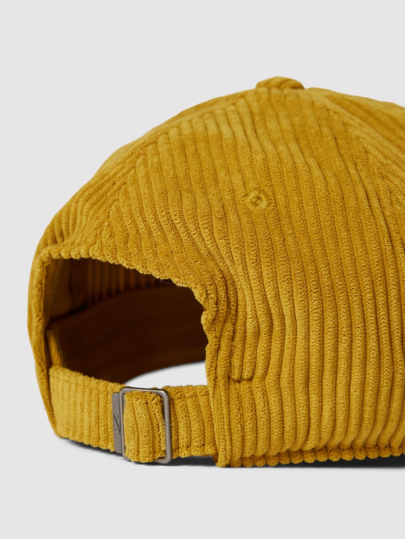 Basecap mit Label-Stitching in cognac