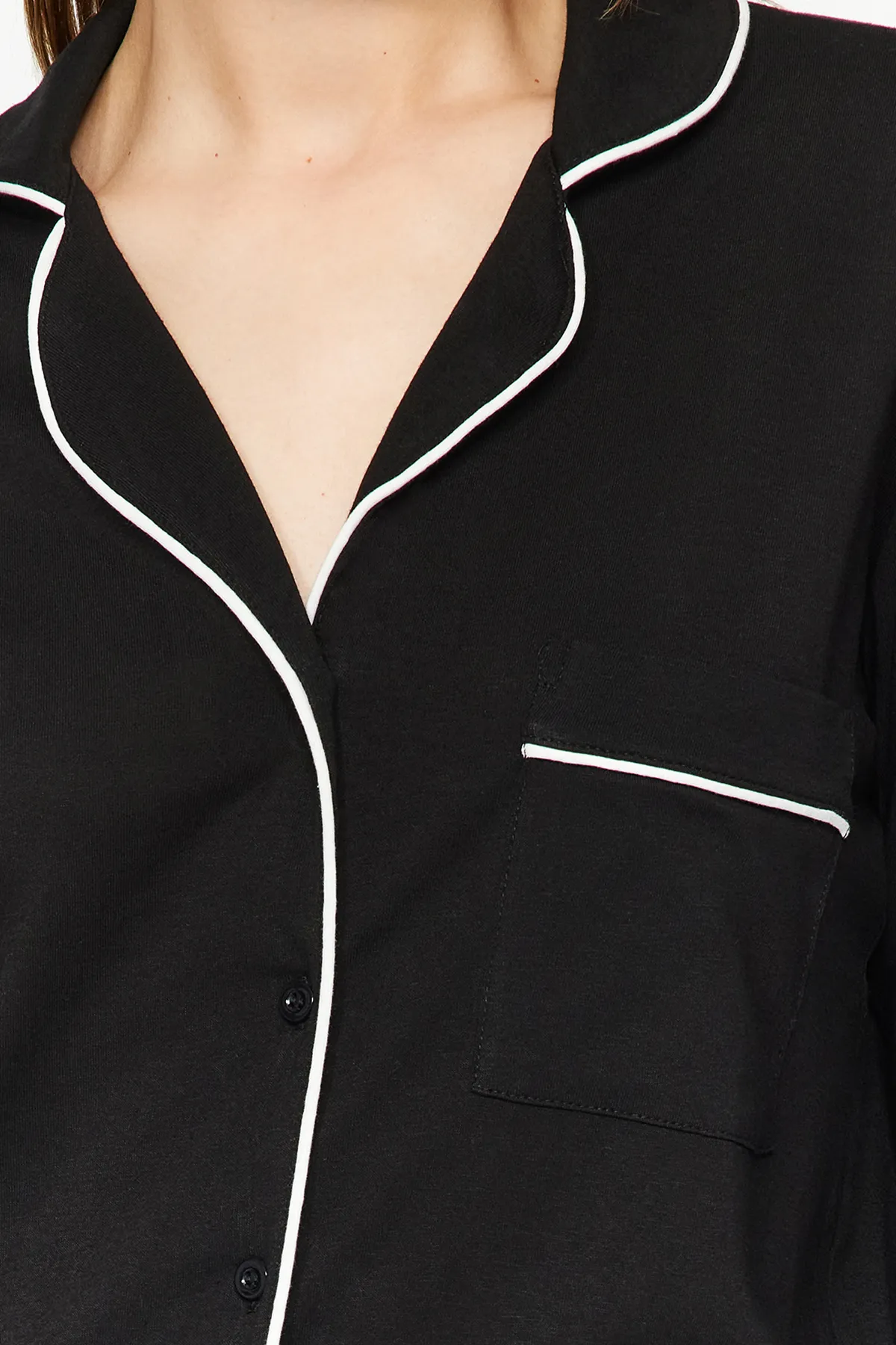 Trendyol Collection  Schwarzes Nachthemd aus Strick mit Paspelierung aus 100 % Baumwolle THMAW24GC00012