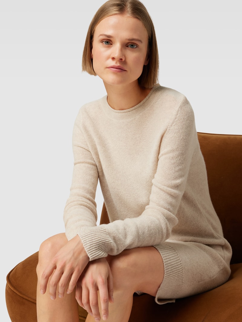 Knielanges Strickkleid mit geripptem Rundhalsausschnitt in beige meliert
