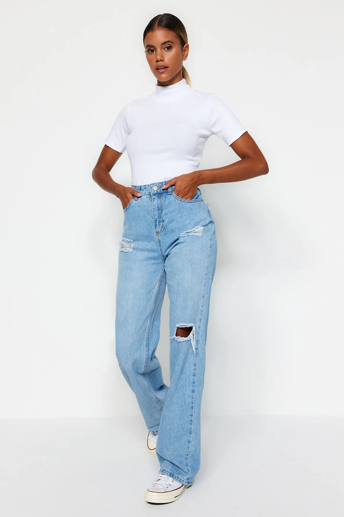 Trendyol Collection  Hellblaue zerrissene Jeans mit hoher Taille und weitem Bein TWOAW23JE00140