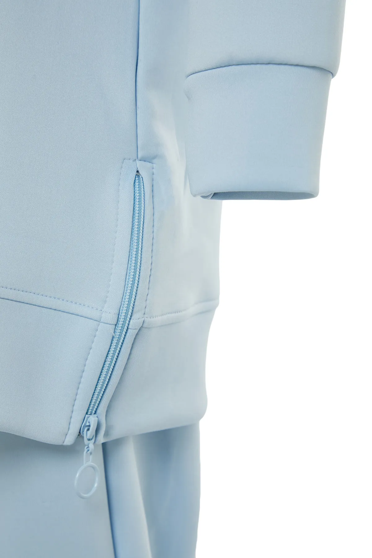 Trendyol Modest  Hellblaues, weich strukturiertes Scuba-Strick-Trainingsanzug-Set mit Reißverschluss vorne TCTSS23EN00005