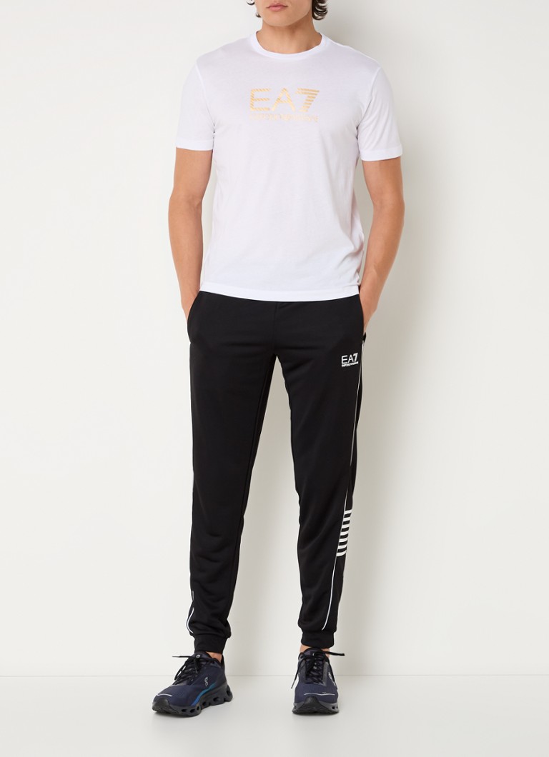 Pantaloni de trening slim fit de la Emporio Armani, cu logo și buzunare laterale.