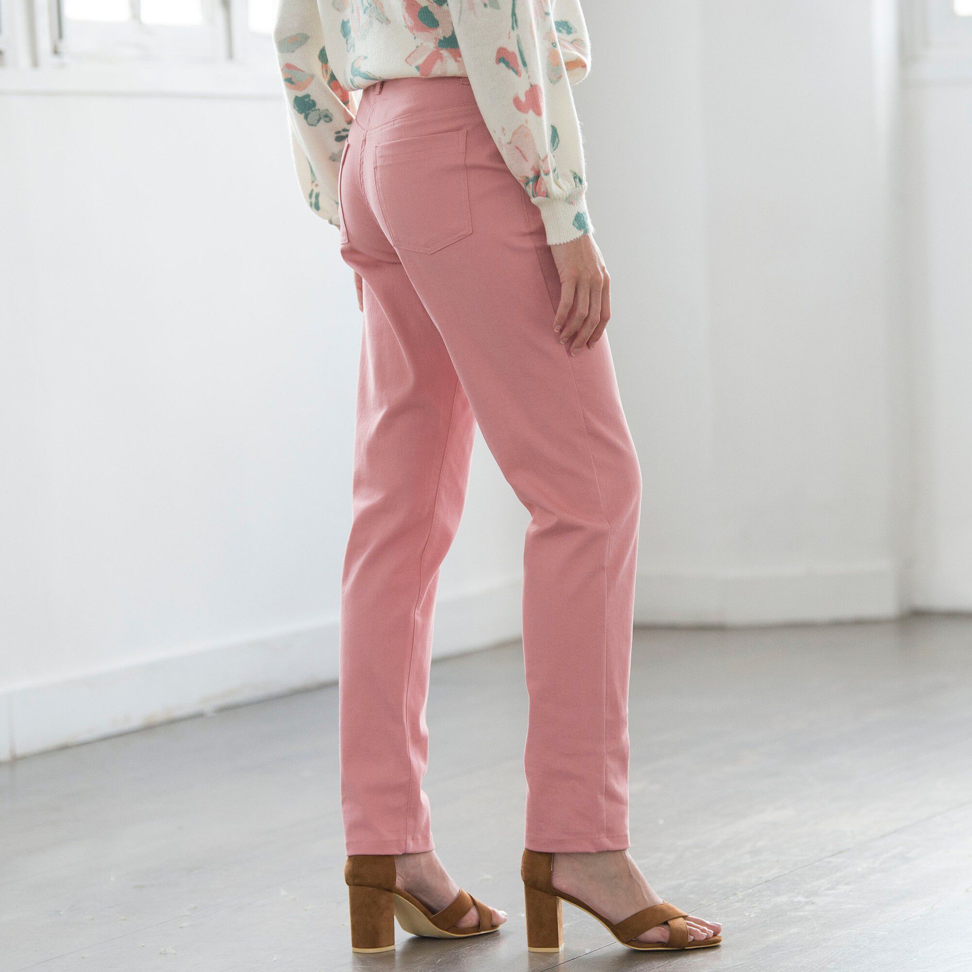 Pantalon twill coupe mom découpes fantaisie