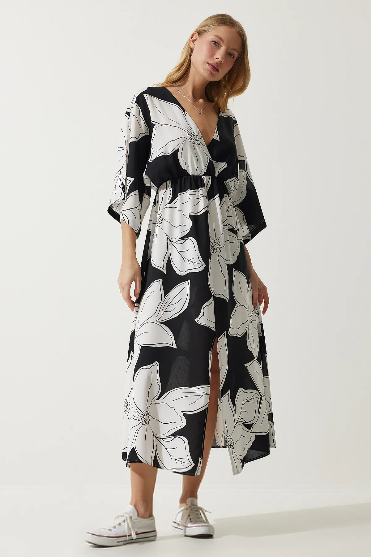 Happiness İstanbul  Schwarz-weißes gemustertes Sommerkleid aus Viskose mit Wickelkragen für Damen DK00166