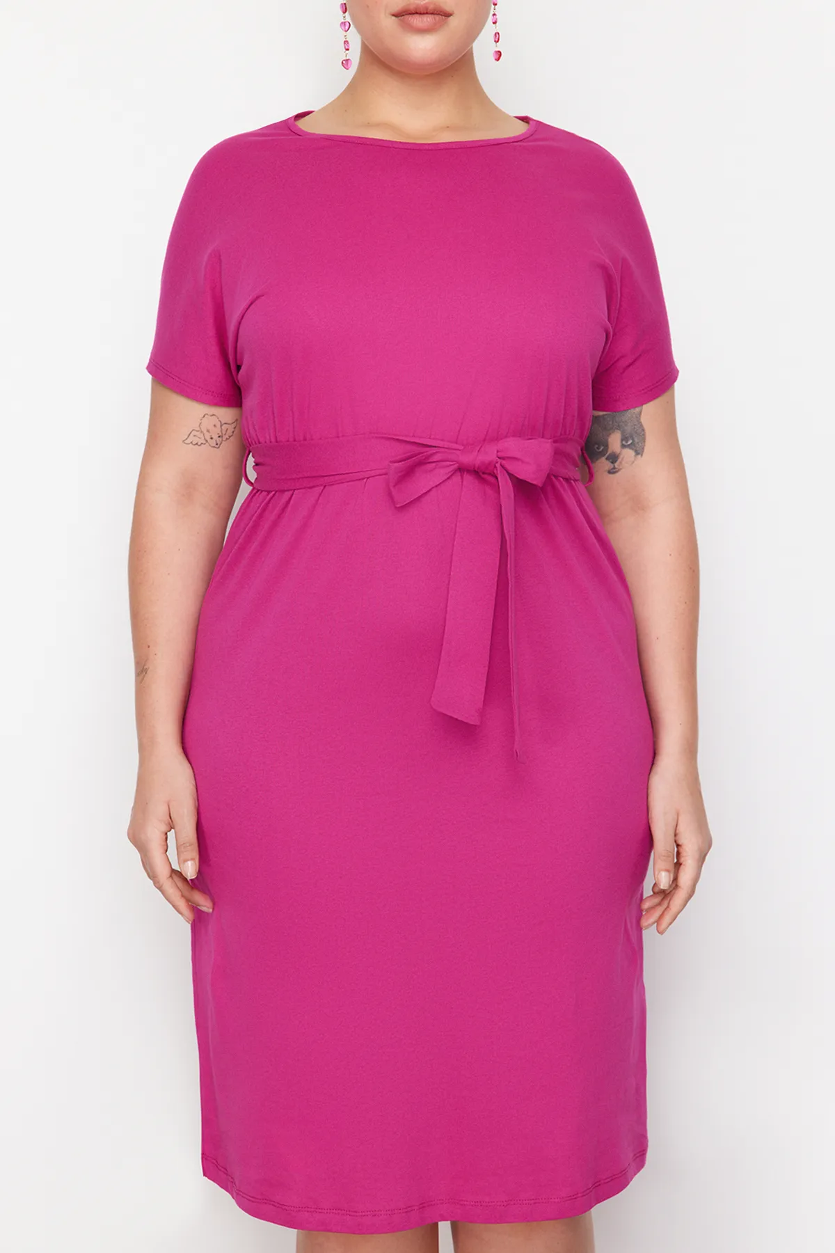 Trendyol Curve  Fuchsia Strickkleid mit Rundhalsausschnitt und Gürtel TBBSS22AH0242