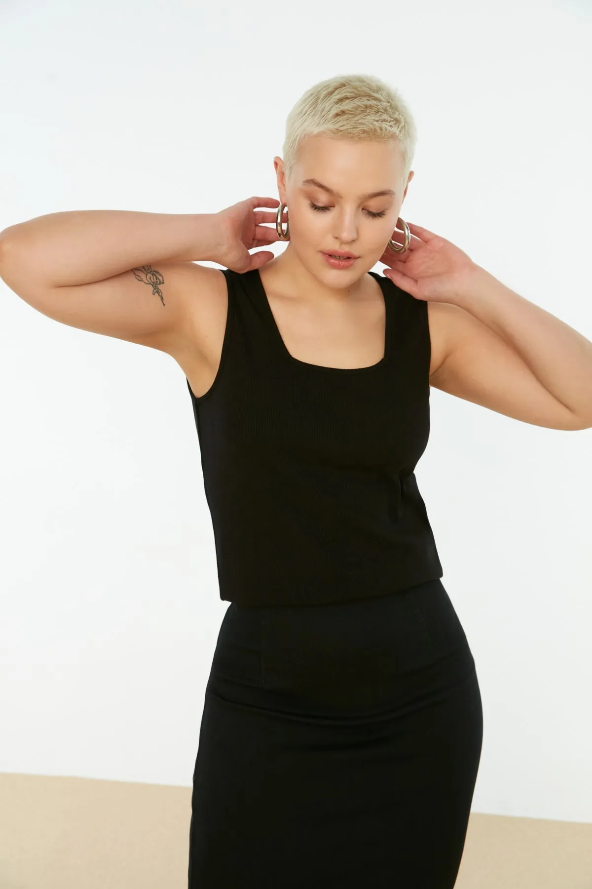 Trendyol Curve  Schwarz-weißes, schnurgebundenes Basic-Tanktop mit quadratischem Kragen im 2er-Pack TBBSS22AL0024