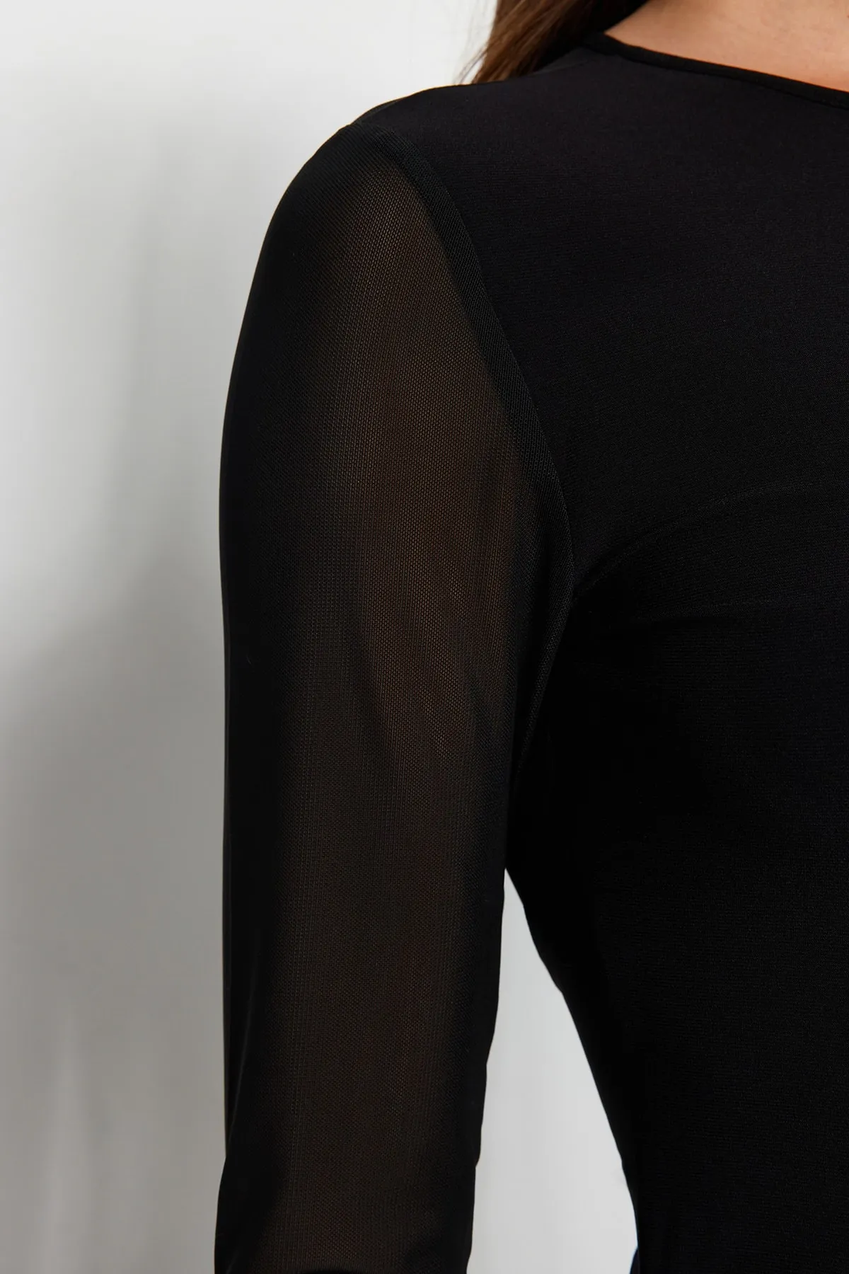 Trendyol Collection  Schwarzes, eng anliegendes, flexibles Strickkleid aus Tüll an Rücken und Ärmeln TWOAW24EL00140
