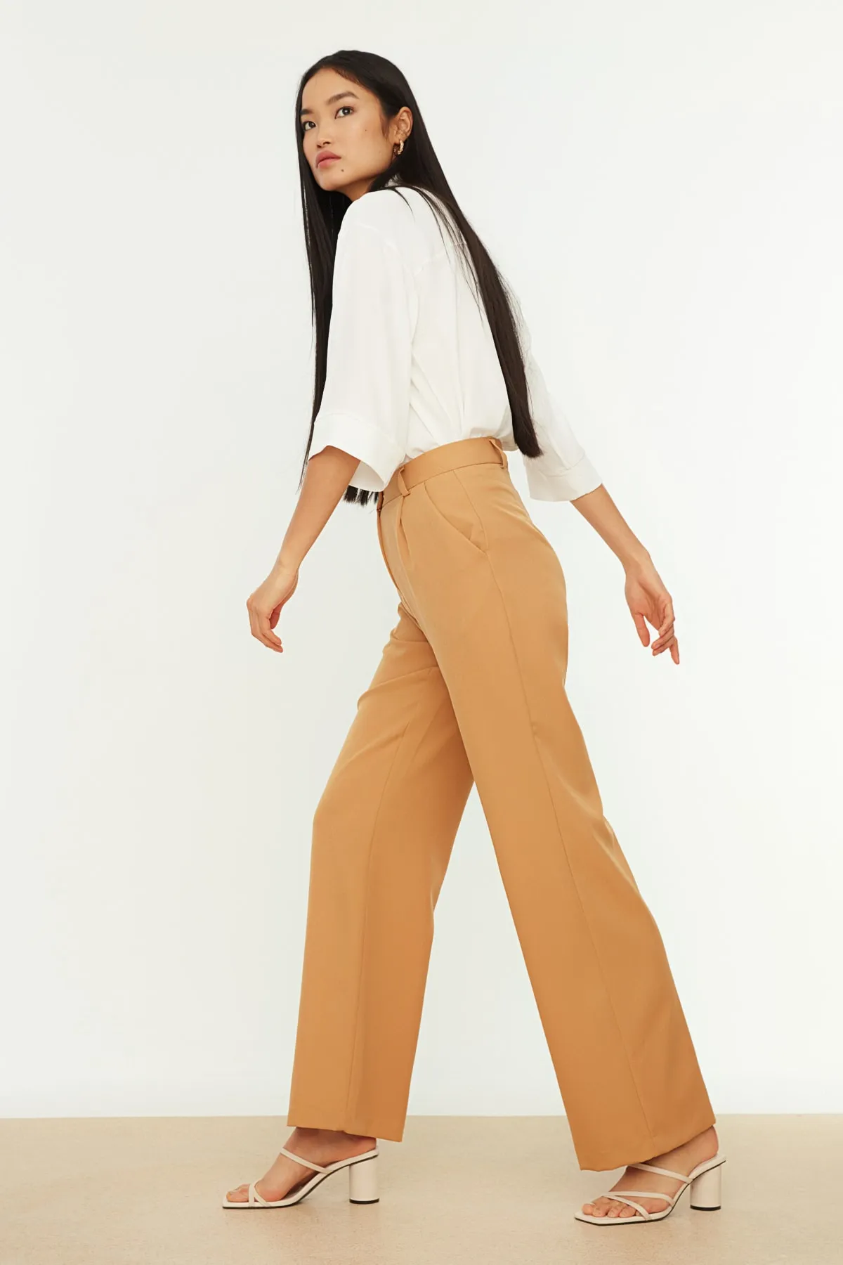 Trendyol Collection  Braune, gewebte Hose mit hoher Taille und weitem Bein/Plissee mit weitem Bein TWOAW21PL0076
