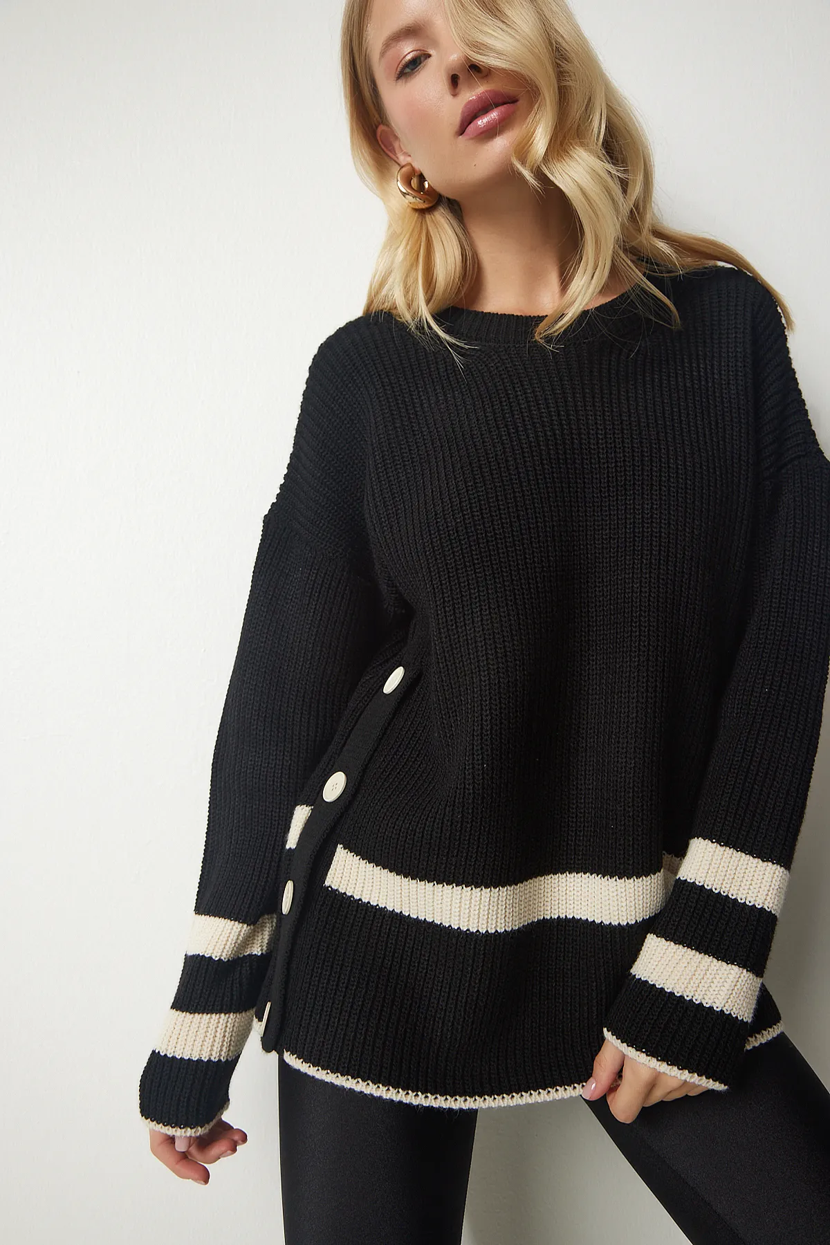 Happiness İstanbul  Schwarzer Strickpullover mit Knopfleiste für Damen MX00139