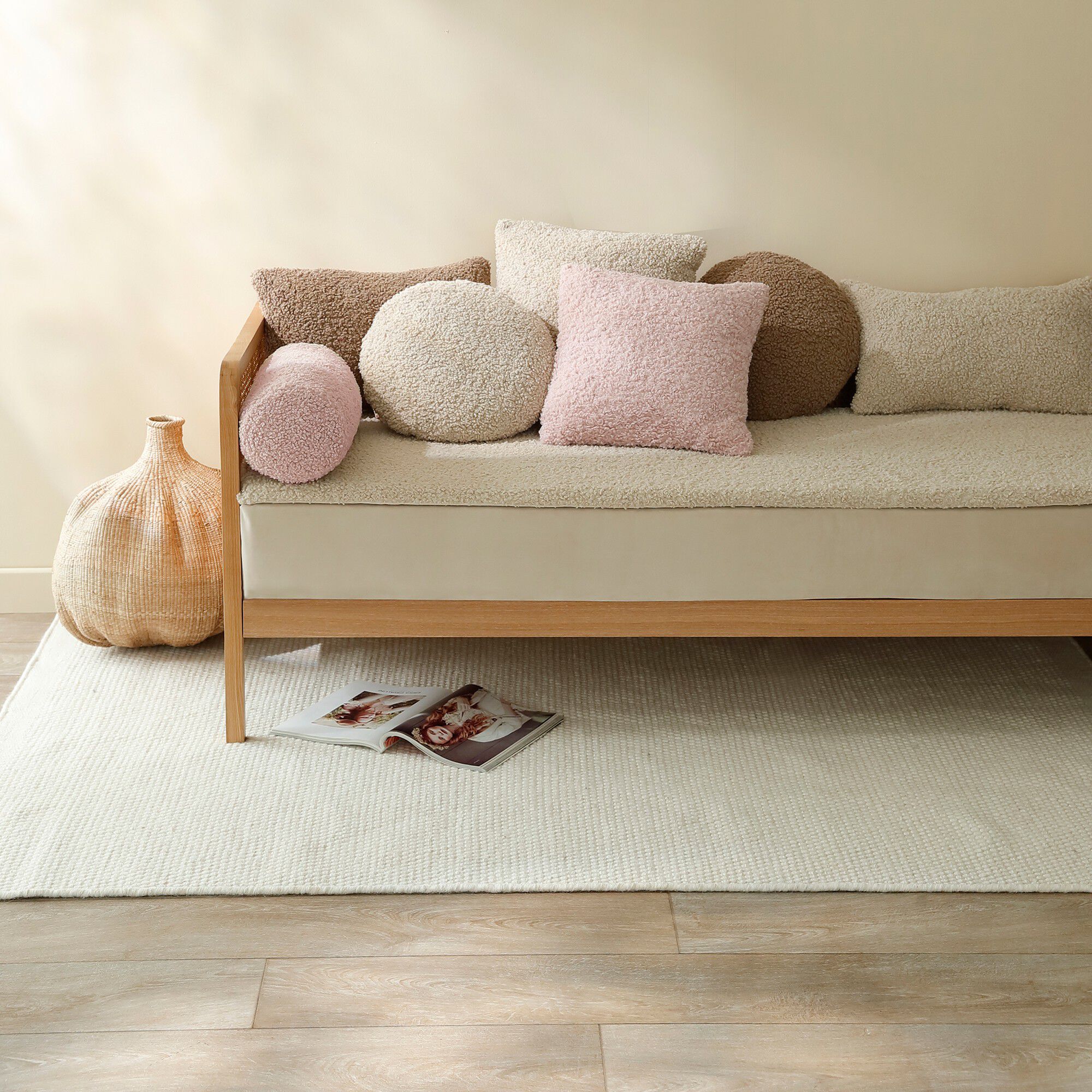 Coussin cylindrique en bouclette sherpa moutonnée