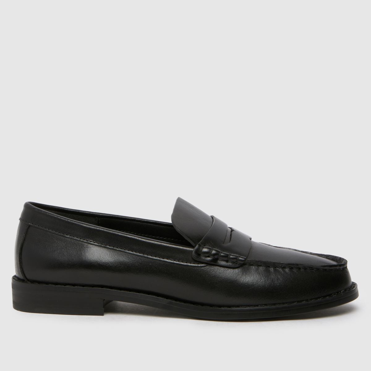 Schuh Lillian – Svarta, platta penny loafers i läder med rem
