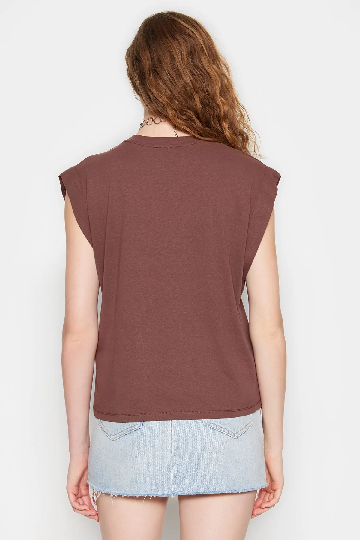 Trendyol Collection  Braunes Basic-Strick-T-Shirt mit Rundhalsausschnitt aus 100 % Baumwollwatte TWOSS20TS0021