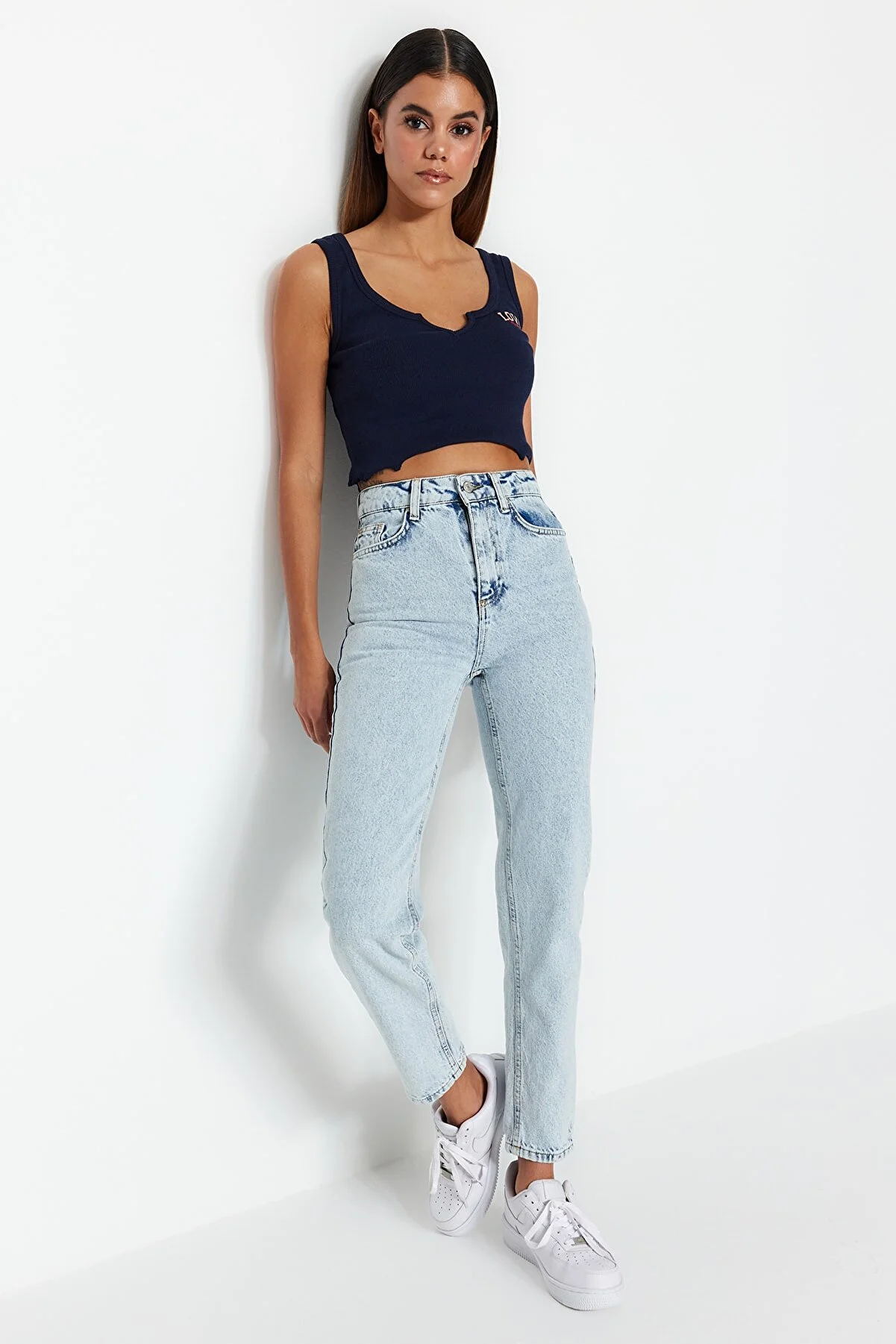 Trendyol Collection  Hellblaue High-Bel-Mom-Jeans TWOSS23JE00085