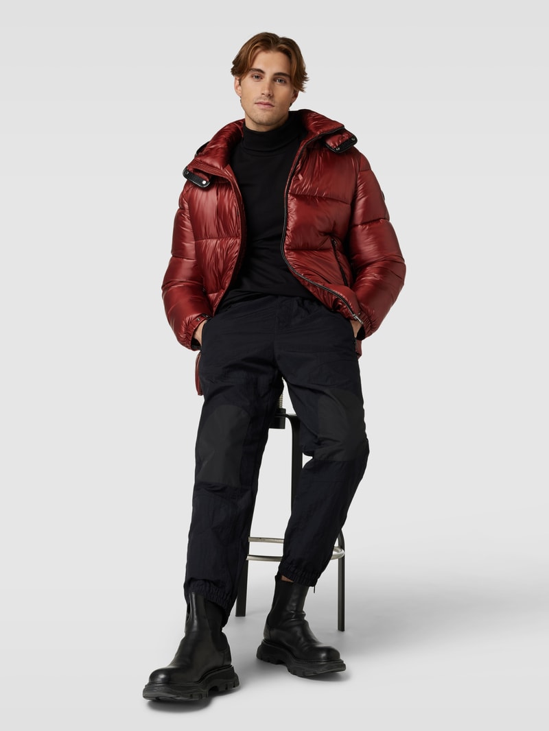 Steppjacke mit Reißverschlusstaschen in bordeaux rot