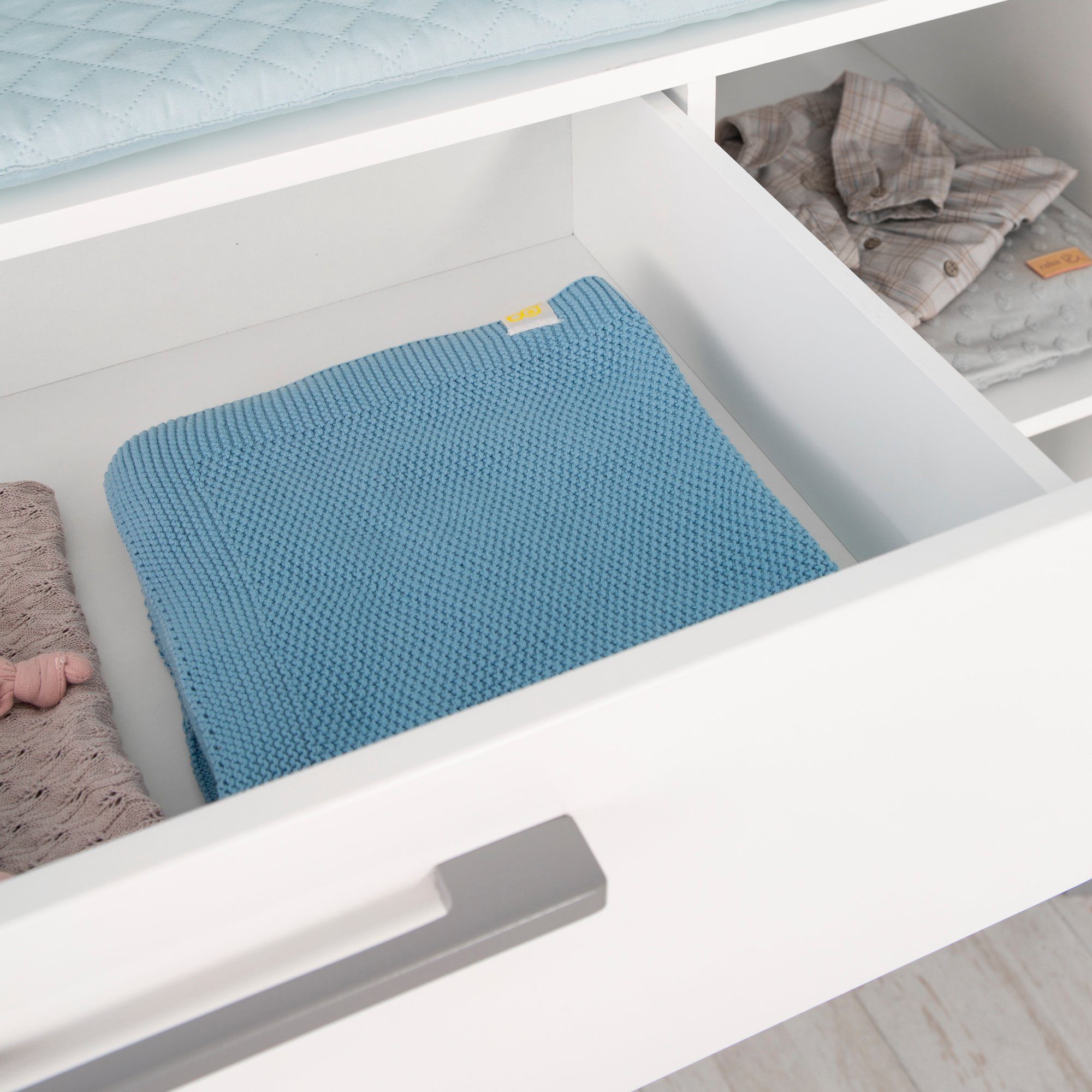 roba® Babyzimmer-Komplettset Mika, (Set, 3-St., Kombi-Kinderbett, Kleiderschrank, Wickelkommode), mit grauen Füßen im Retro Look