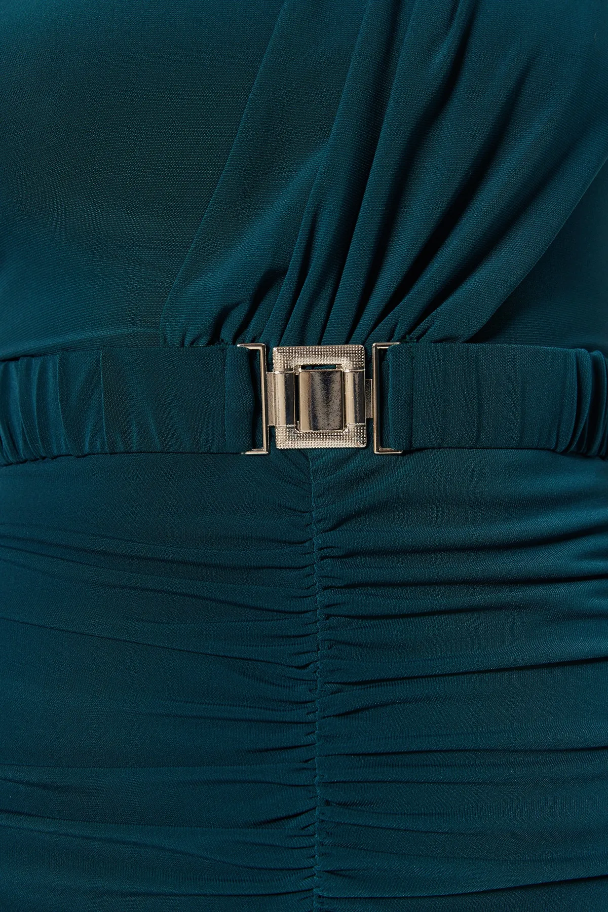 Trendyol Collection  Smaragdgrünes, figurbetontes, ärmelloses, drapiertes Midi-Bleistiftkleid aus flexiblem Strick mit Gürtel TWOSS22EL0756