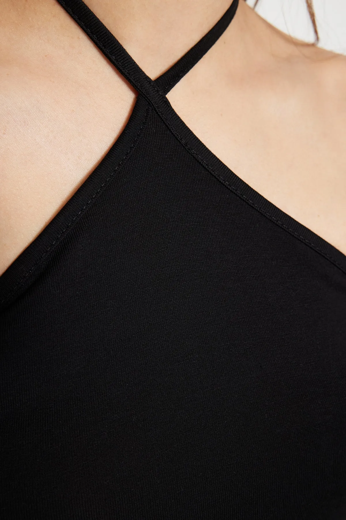 Trendyol Collection  Schwarz-weißes 2er-Pack Crop Bustier aus Baumwolle mit überkreuzten Trägern, dehnbar, gestrickt, TWOSS23BS00002