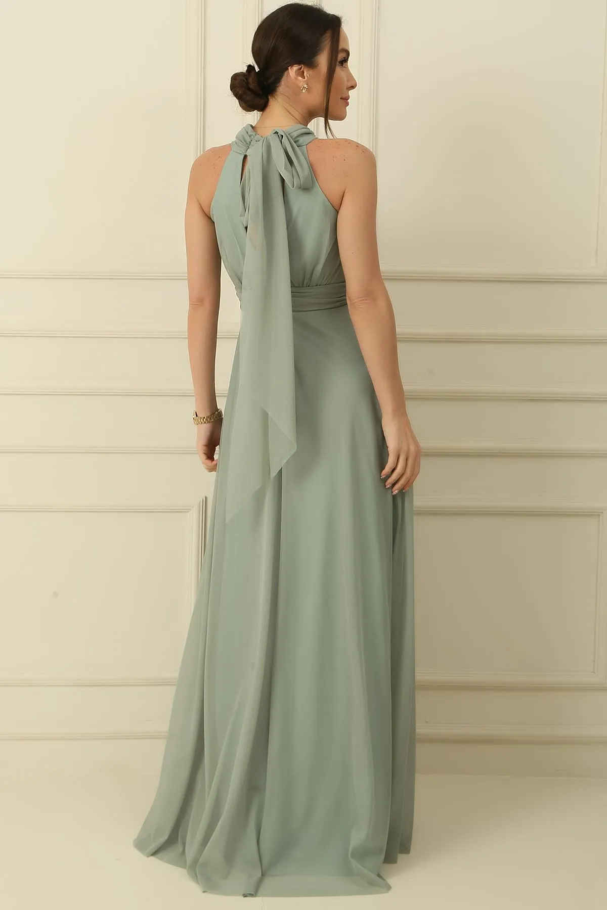 By Saygı  Neckholder-gefüttertes langes Tüllkleid