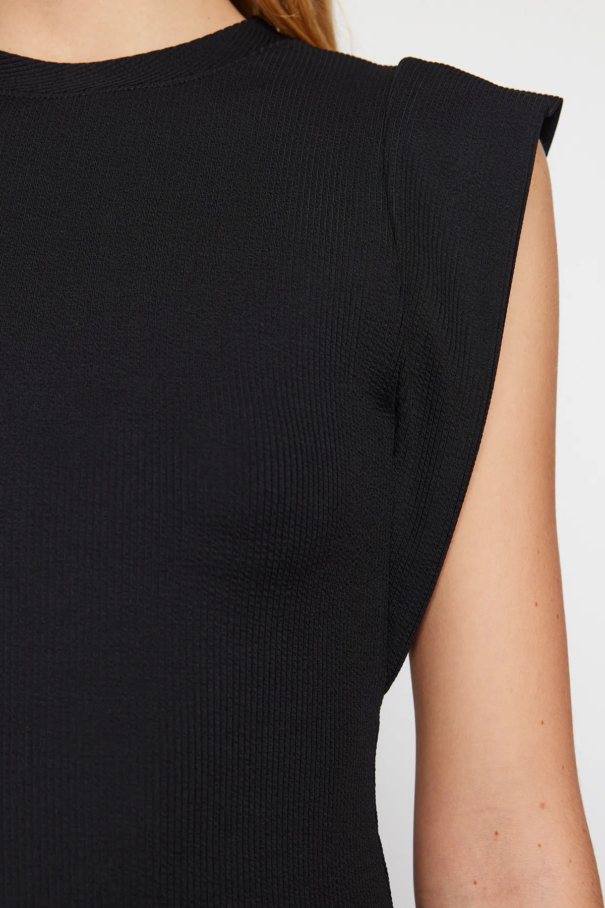 Trendyol Collection  Schwarzes, tailliertes, geripptes, flexibles Midi-Bleistiftkleid aus Strick mit Mondärmeln TWOSS24EL00187