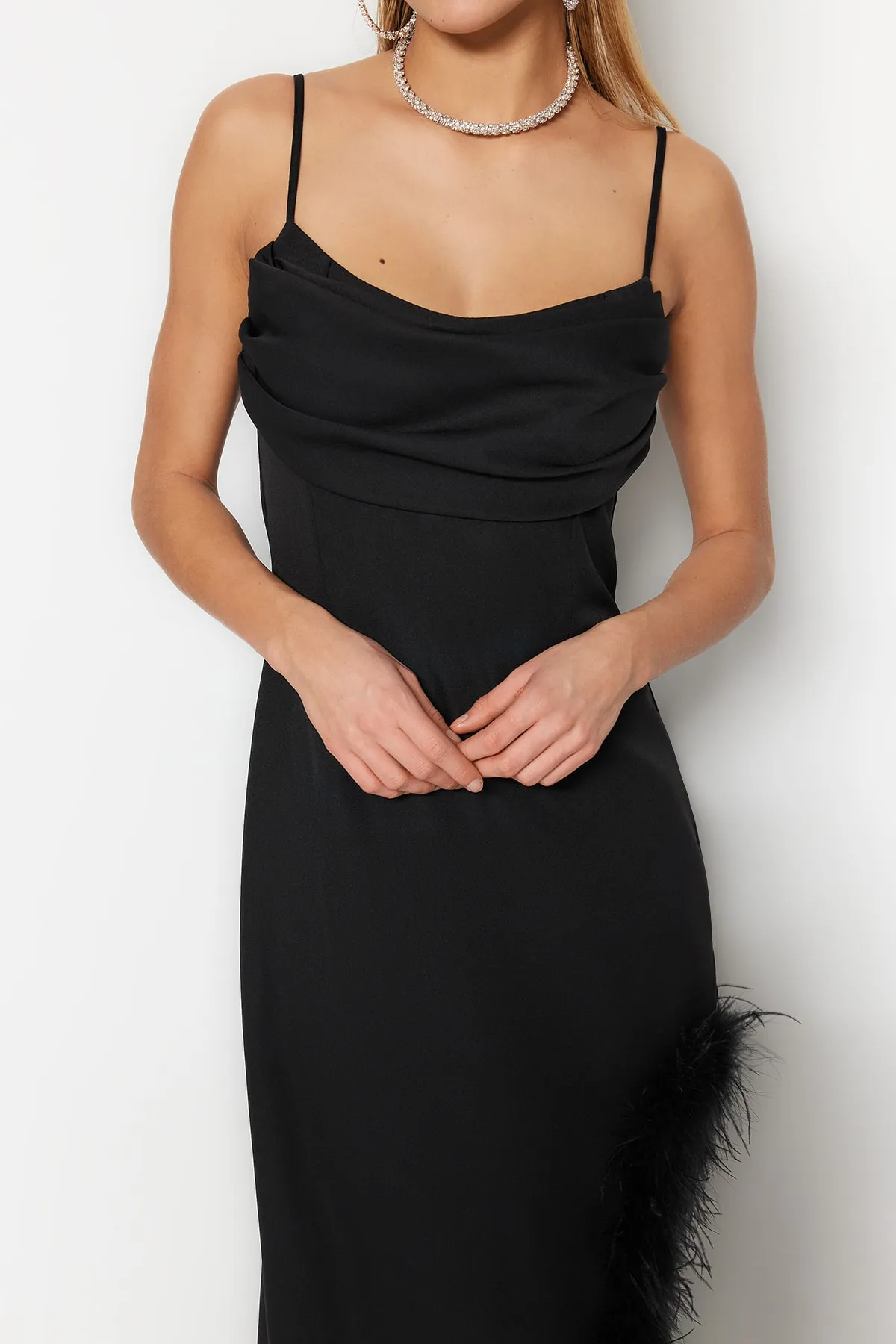 Trendyol Collection  Schwarzes, gewebtes, durchbrochenes, langes Abendkleid TPRSS23AE00032