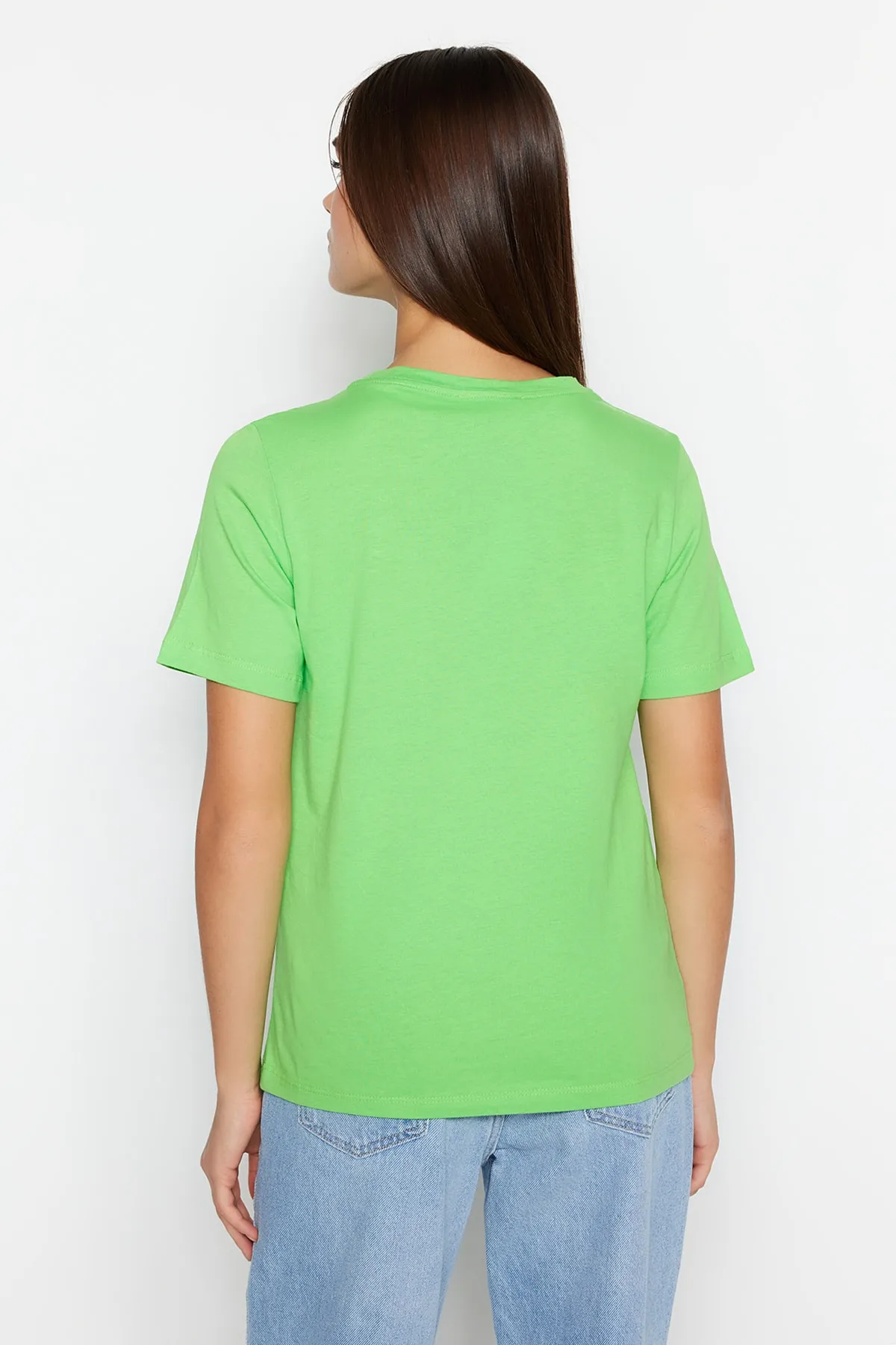 Trendyol Collection  Grünes Basic-Strick-T-Shirt mit Rundhalsausschnitt aus 100 % Baumwolle TWOSS23TS00000