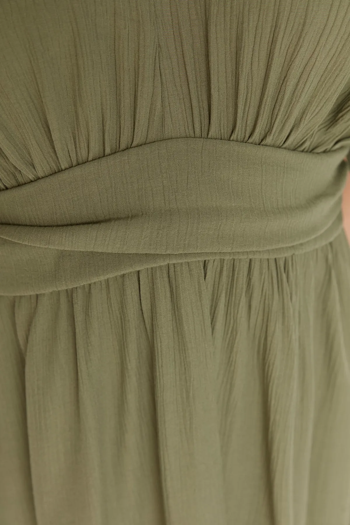 Trendyol Collection  Khakifarbenes Maxi-Strandkleid mit gewebten Accessoires TBESS21EL1051