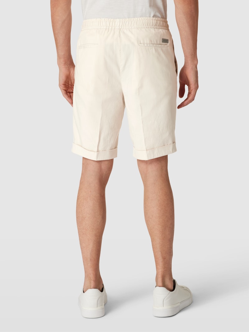 Shorts mit seitlichen Eingrifftaschen in weiß
