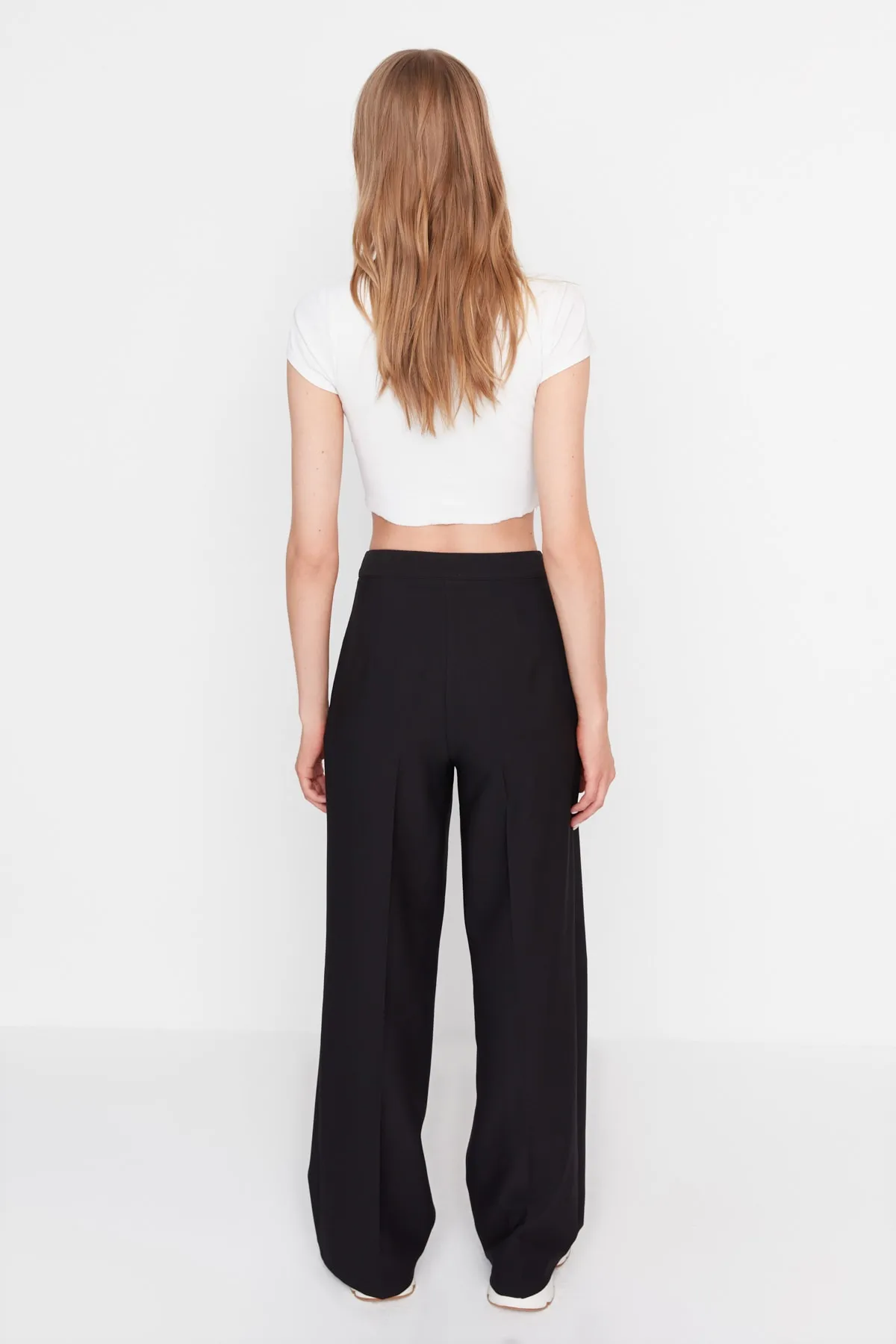 Trendyol Collection  Schwarze gewebte Hose mit weitem Bein und hoher Taille TWOAW22PL0066
