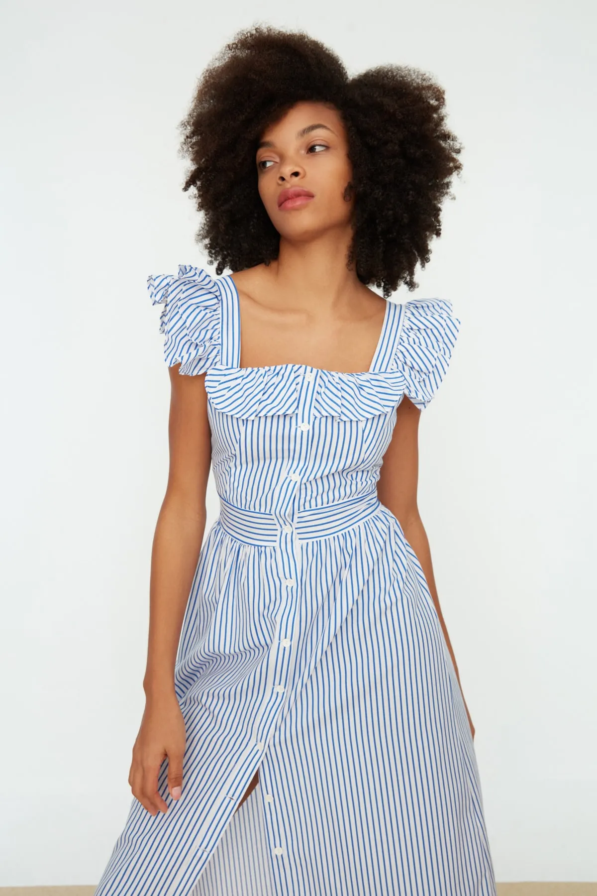 Trendyol Collection  Blaues, gewebtes Kleid mit Rüschenkragen und detailliertem, gestreiftem Midi-Hemd