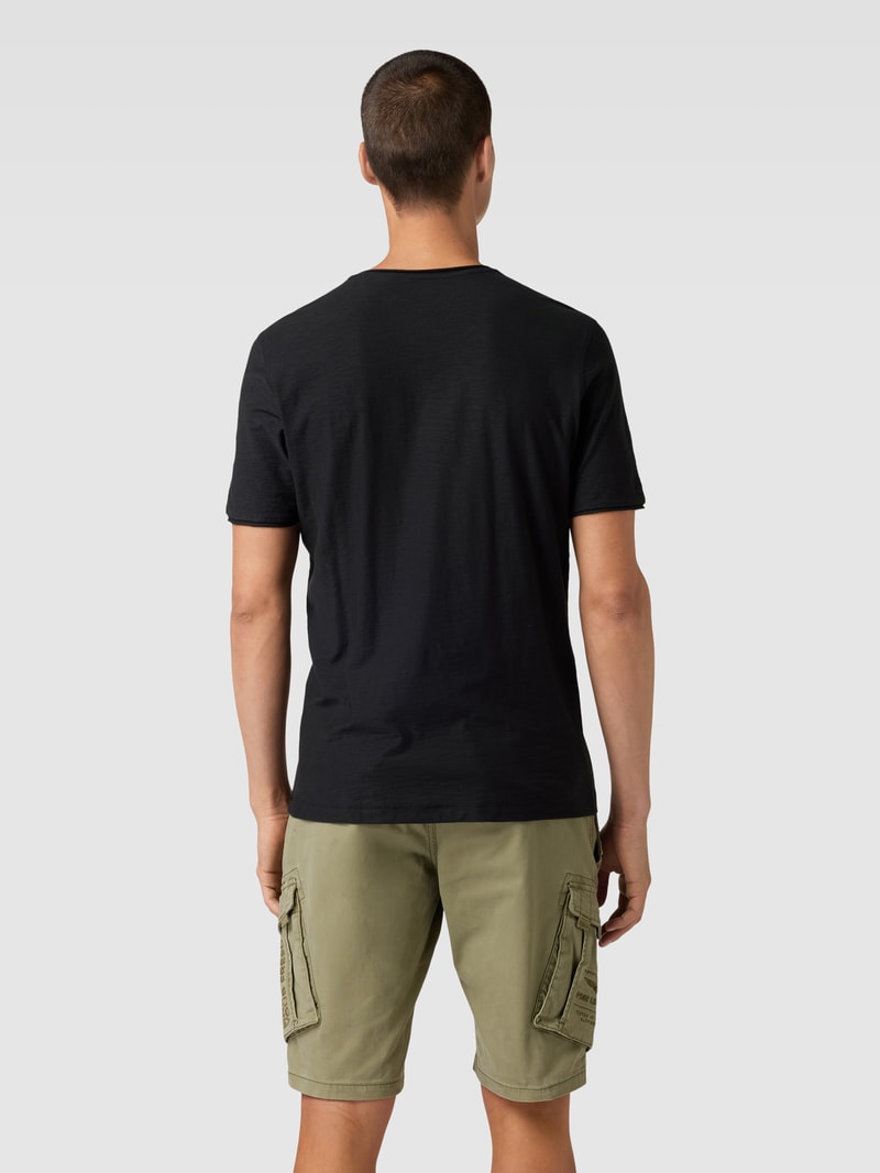 Regular Fit T-Shirt aus Baumwolle mit V-Ausschnitt in schwarz