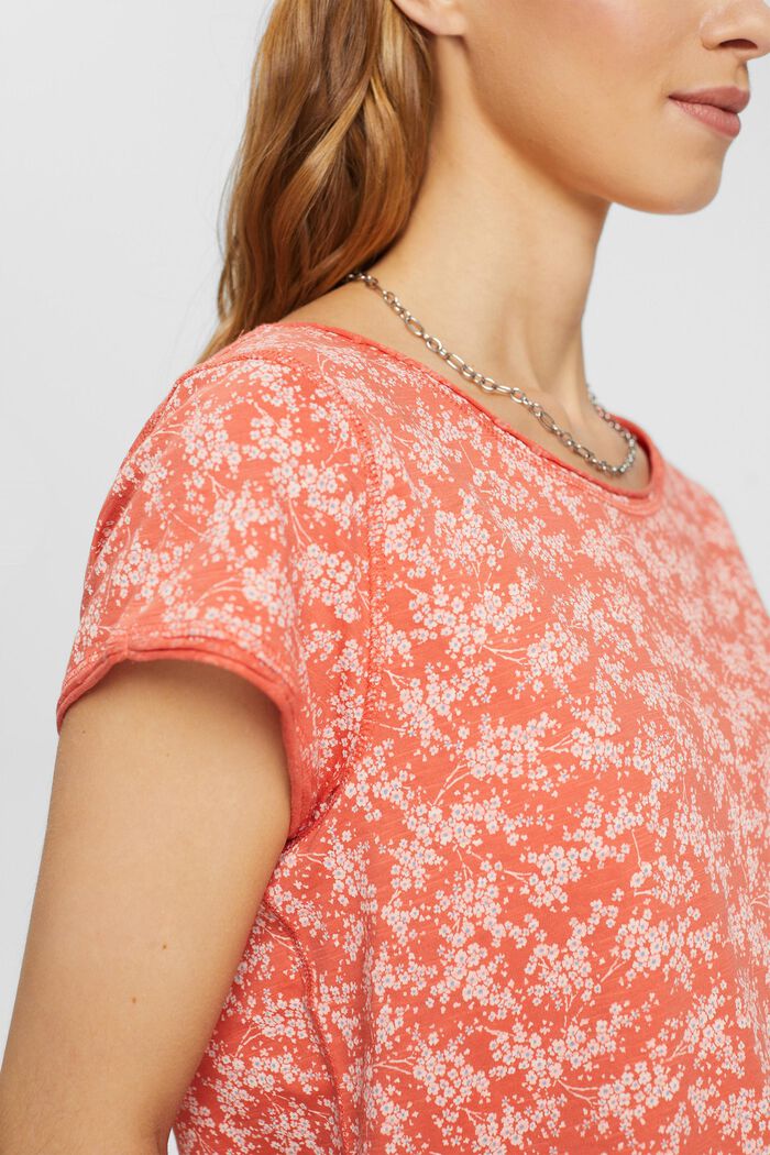 Florales T-Shirt mit Rollkanten