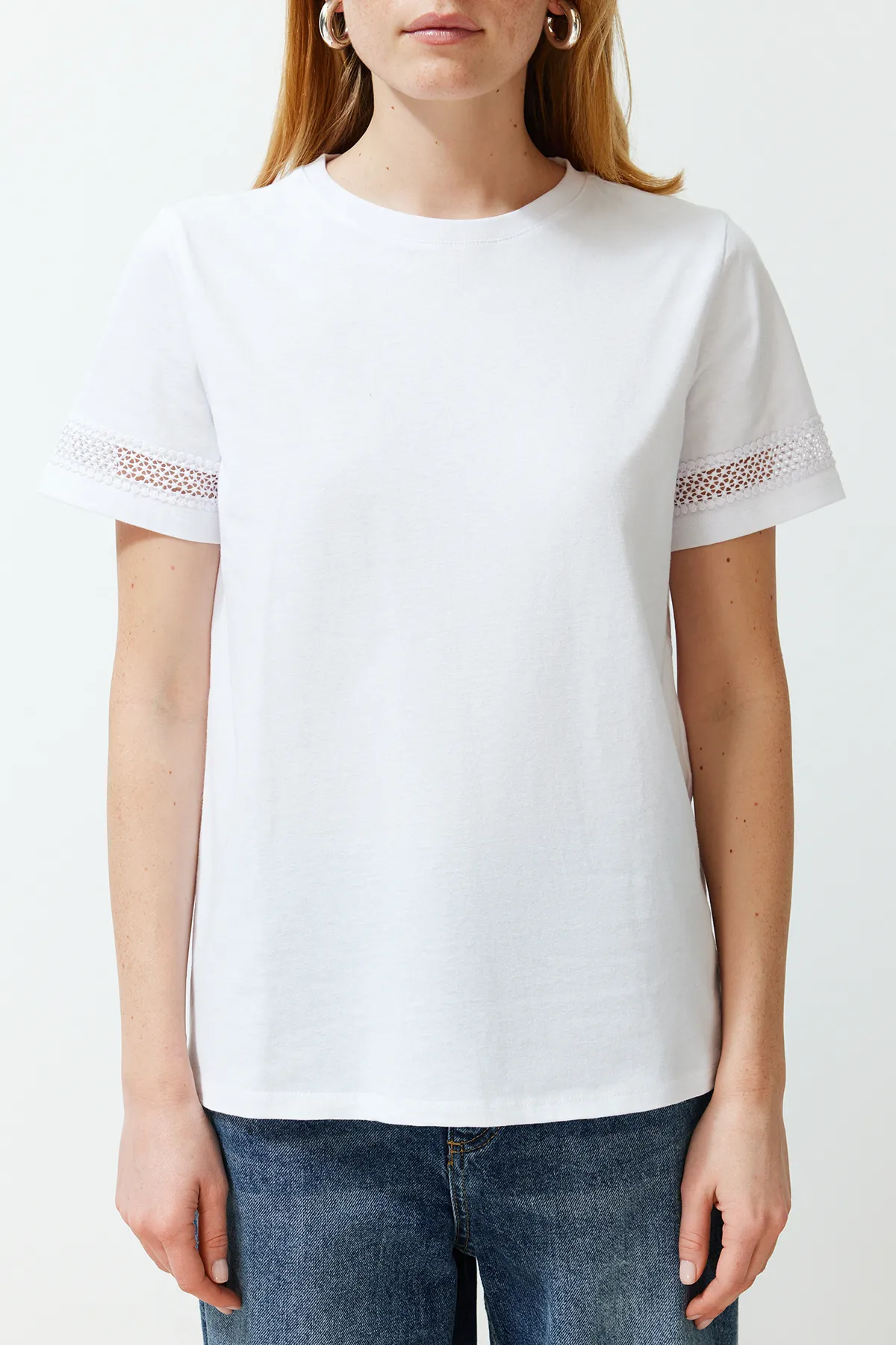Trendyol Collection  Weißes Accessoire-T-Shirt mit detailliertem Basic-/Regulärmuster-Strick-T-Shirt TWOSS24TS00048