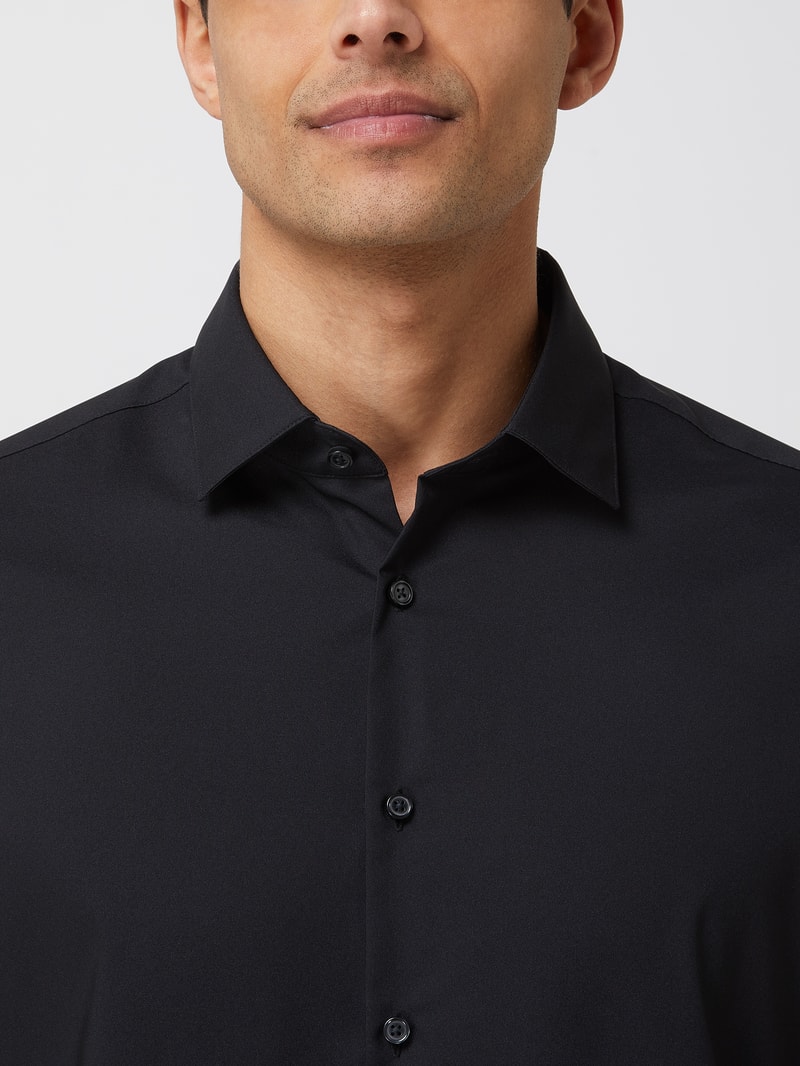 Regular Fit Business-Hemd mit Stretch-Anteil in schwarz