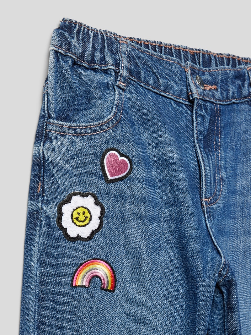 Mom Fit Jeans mit Patches in blau