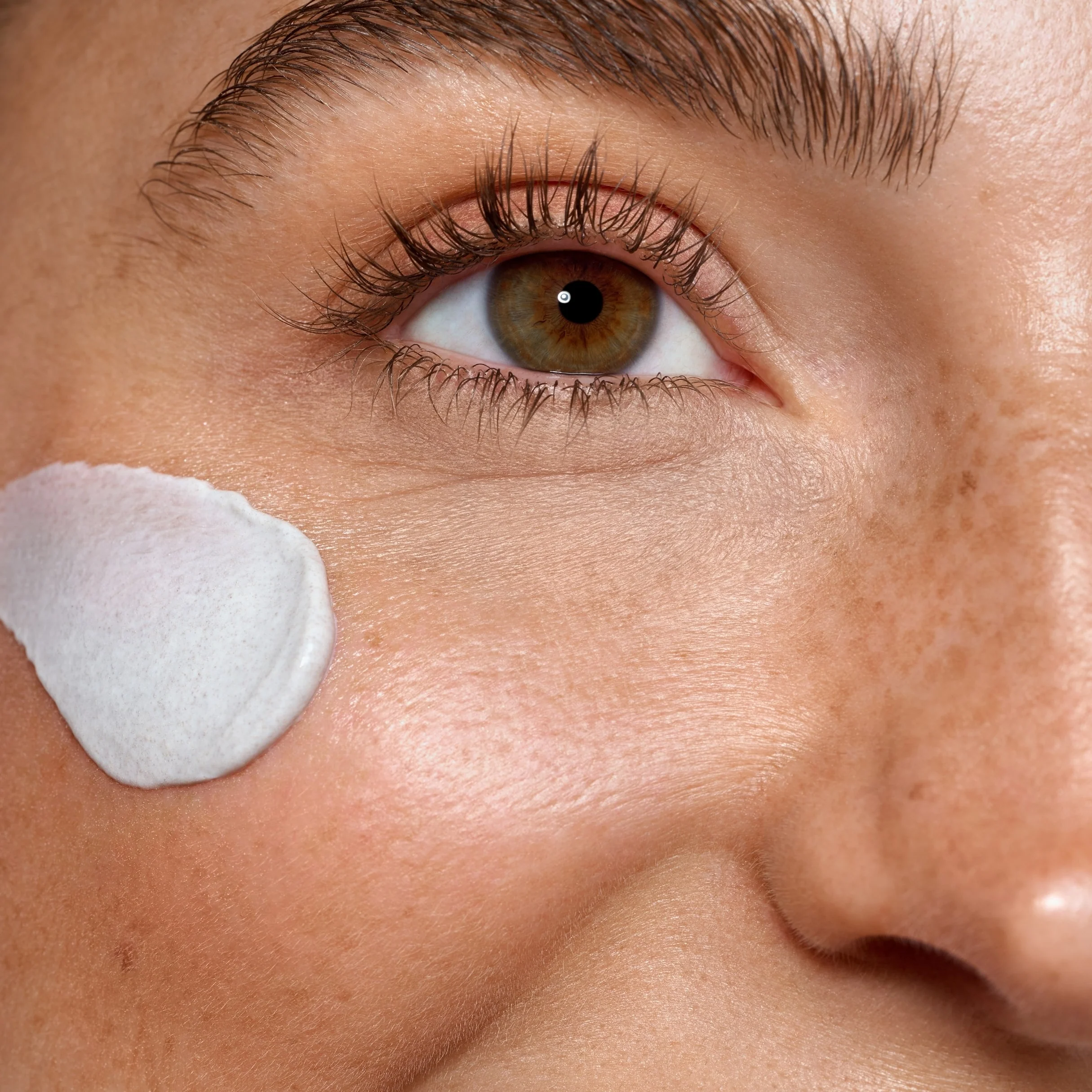 DayWear Sheer Tint Release SPF15 – Getönte Gesichtscreme für erste Anzeichen der Hautalterung