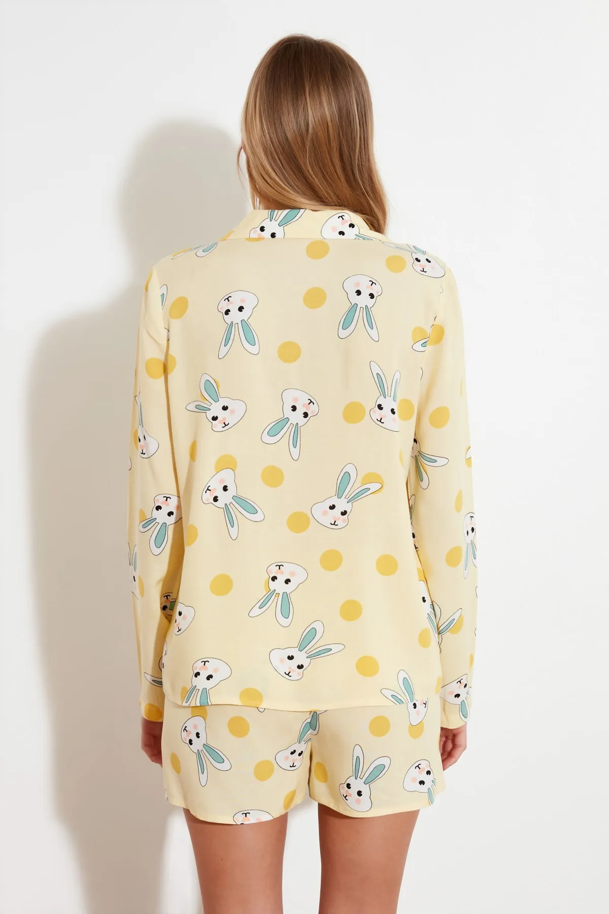 Trendyol Collection  Gelbes Pyjama-Set aus Viskose mit Kaninchenmuster und Hemd und Shorts THMSS21PT0302