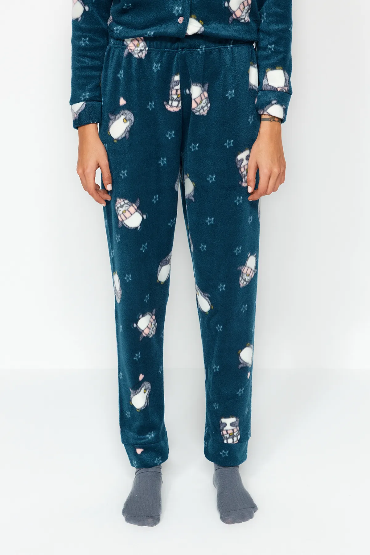 Trendyol Collection  Petrolfarbenes Pyjama-Set aus Strick mit Pinguin-Muster THMAW22PT0356