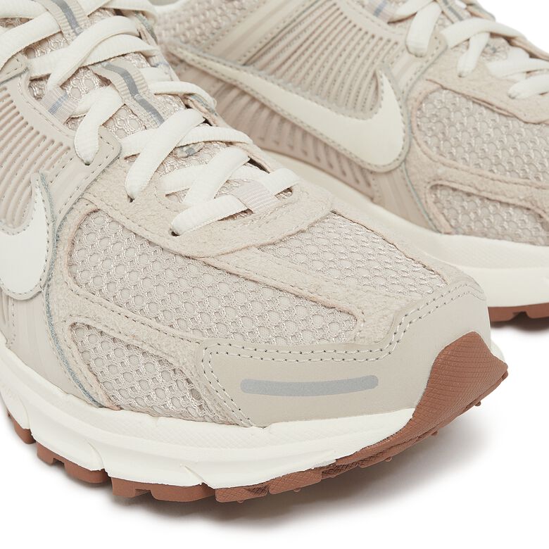 NIKE Wmns Zoom Vomero 5 