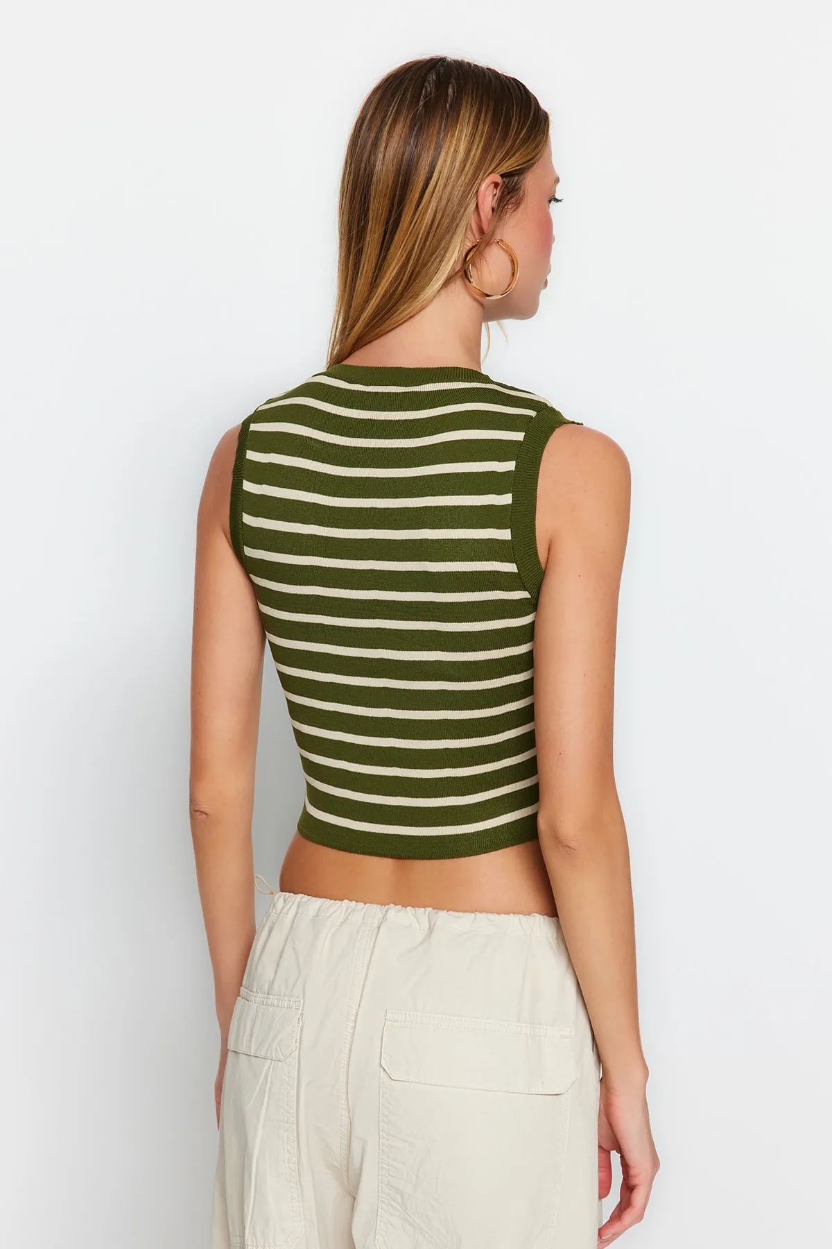 Trendyol Collection  Grüne Crop-gestreifte Strickbluse TWOSS23BZ00584