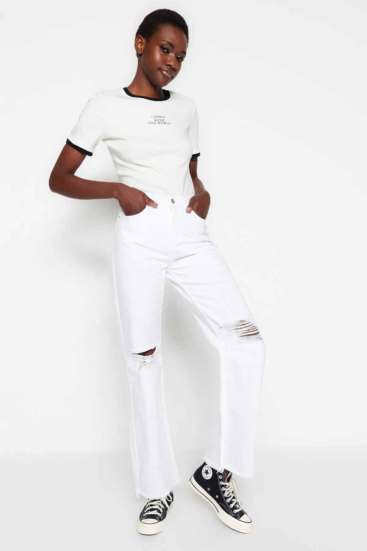 Trendyol Collection  Weiße zerrissene Jeans mit hoher Taille und weitem Bein TWOAW21JE0539