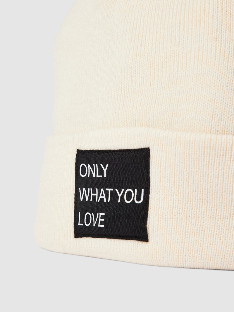 Beanie mit Statement-Patch Modell 'MADISON' in ecru