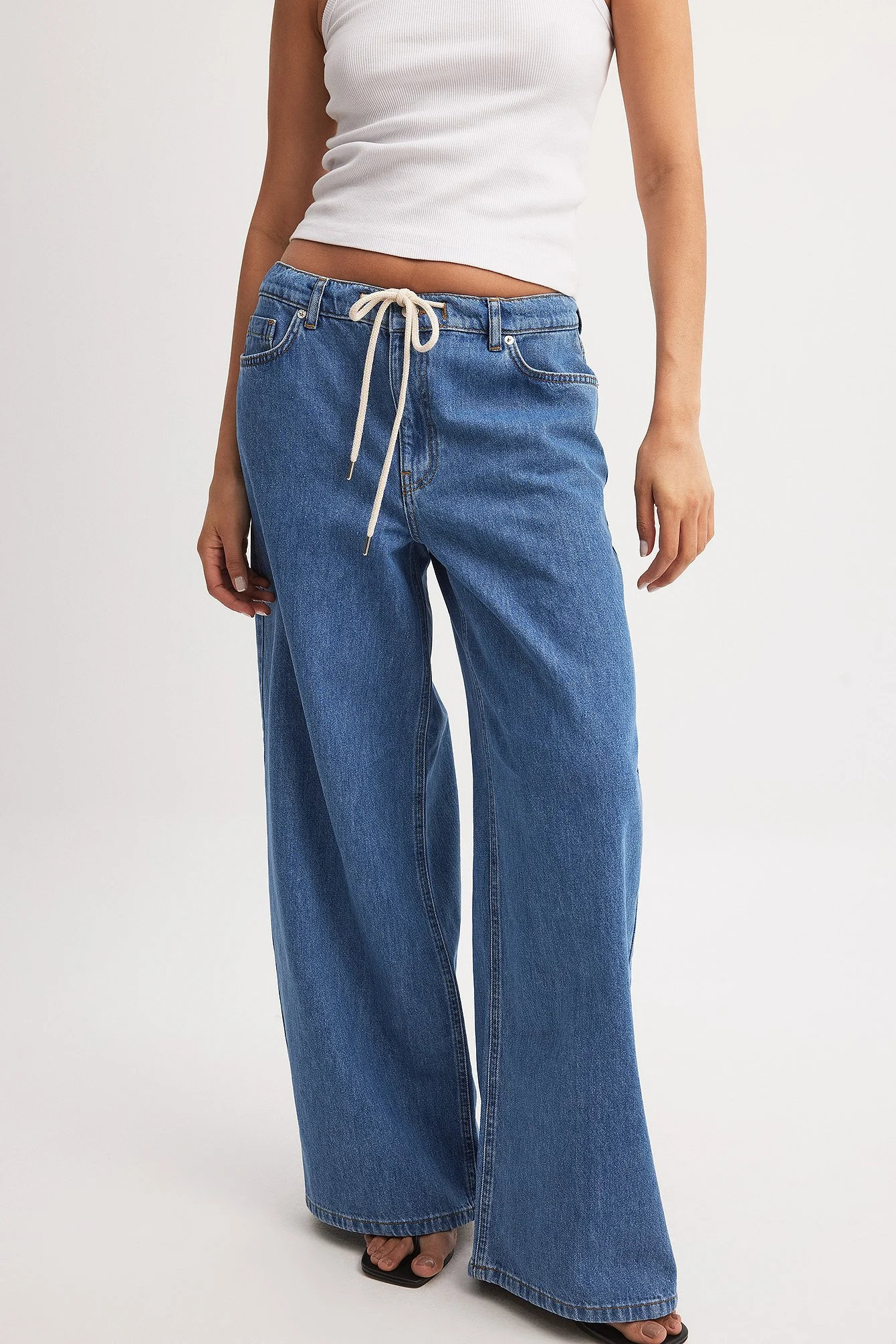 Jeans mit halbhoher Taille und Tunnelzug