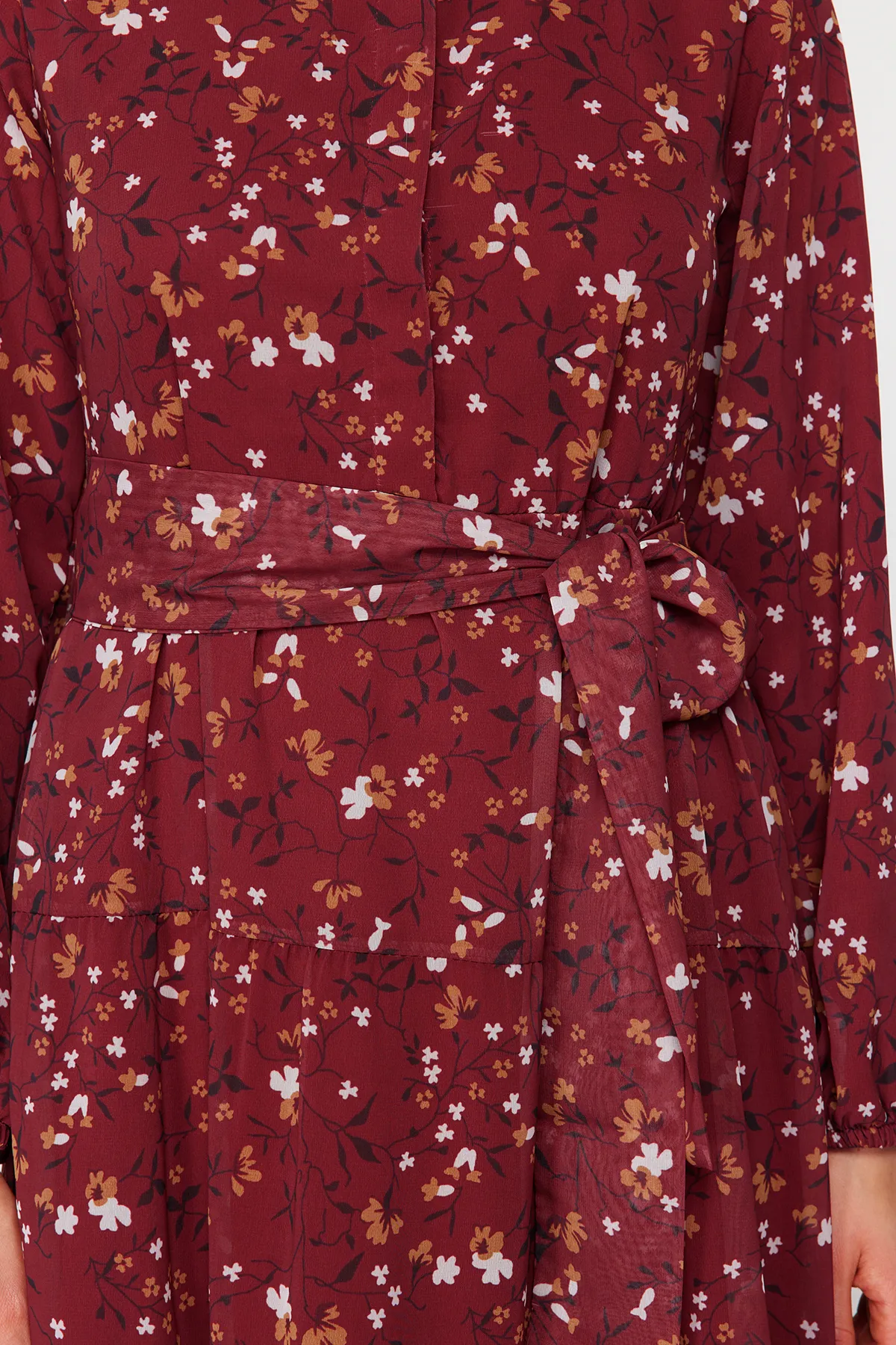 Trendyol Modest  Burgunderrotes Kleid aus gewebtem Chiffon mit Blumenmuster, Gürtel und Stehkragen und Futter TCTSS21EL3346