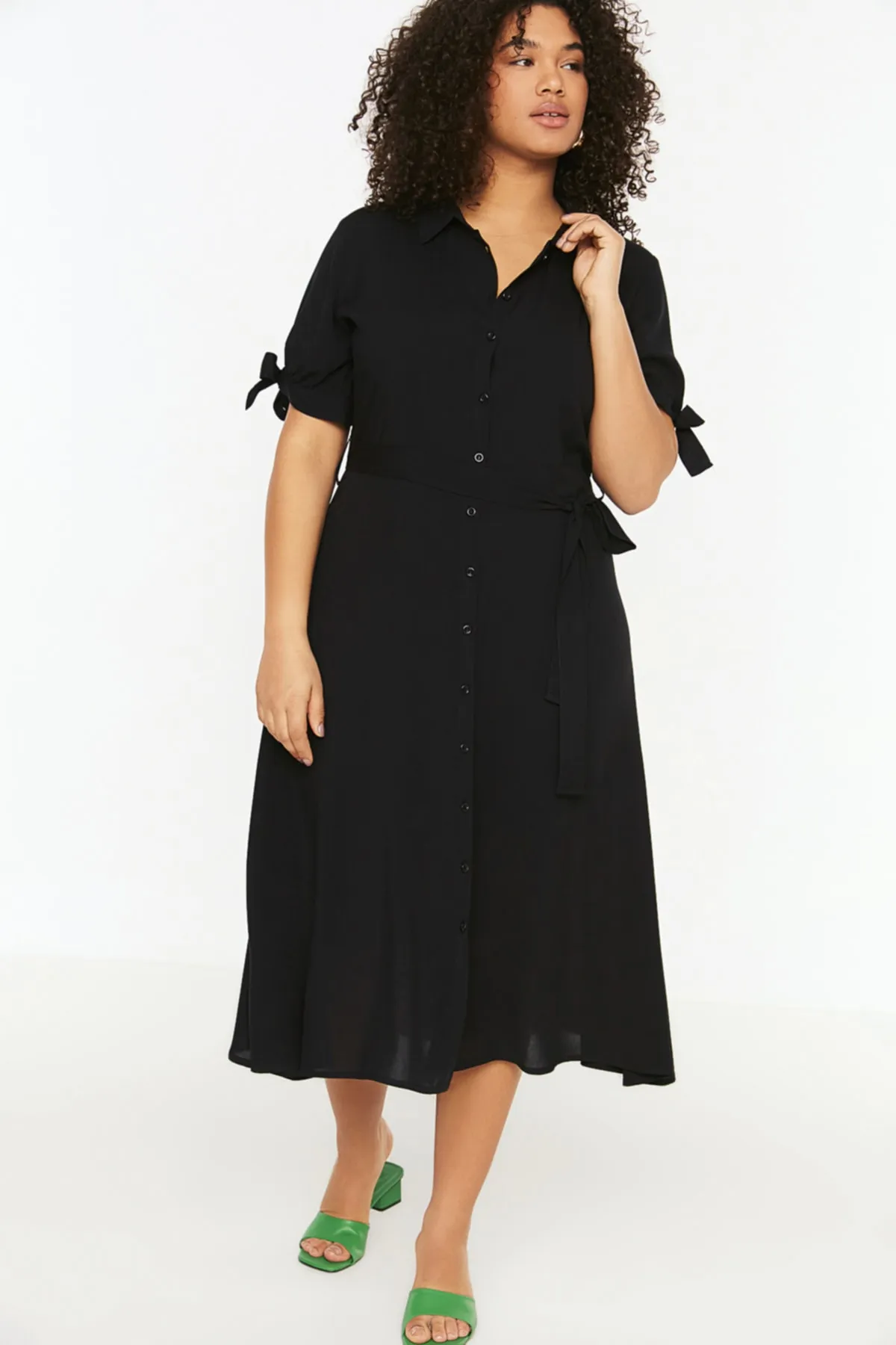 Trendyol Curve  Schwarzes gewebtes Kleid mit Knöpfen und Gürtel TBBSS22EL1603